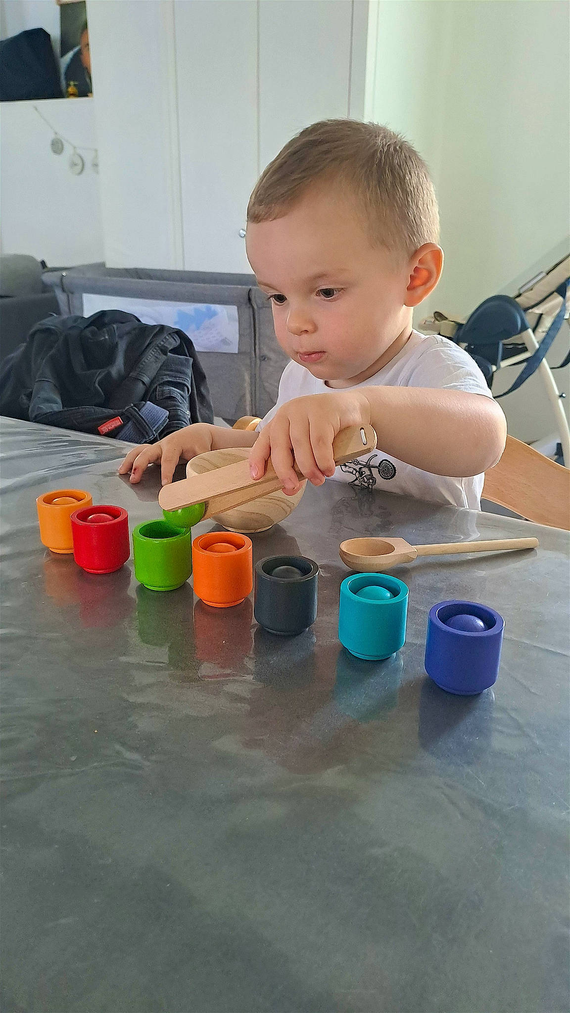 Tylio participe au concours pour gagner de l'argent avec cette photo : baby, baby_products, baby_toddler_clothing, backpack, bag, child, drinkware, flooring, fun, household_supply, leisure, luggage_and_bags, nail, paint, person, plastic, play, room, table, thumb