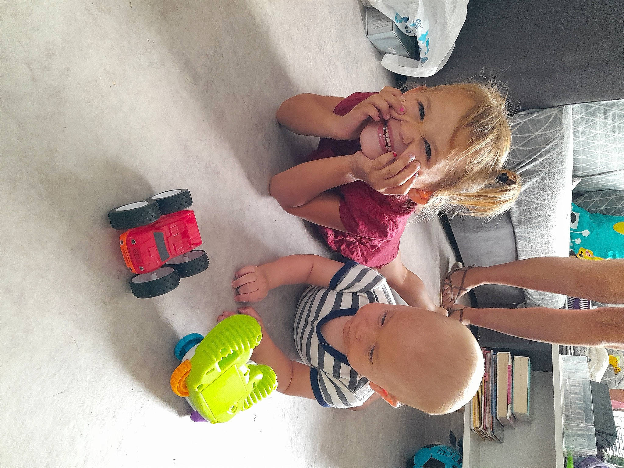 Leyana a rejoint le concours — aidez-le/la à gagner de superbes lots ! arm, ball, cool, eyewear, finger, fun, happy, hat, human_leg, knee, leg, person, shorts, smile, sock, sportswear, sun_hat, swimwear, thigh, toddler