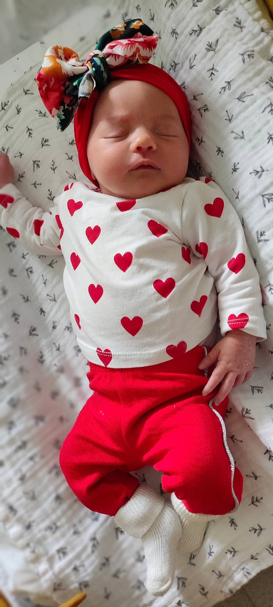 Rose a rejoint le concours — aidez-le/la à gagner de superbes lots ! arm, baby, baby_toddler_clothing, child, collar, comfort, face, head, headwear, human_body, linens, outerwear, pattern, person, photograph, product, skin, sleeve, t_shirt, textile