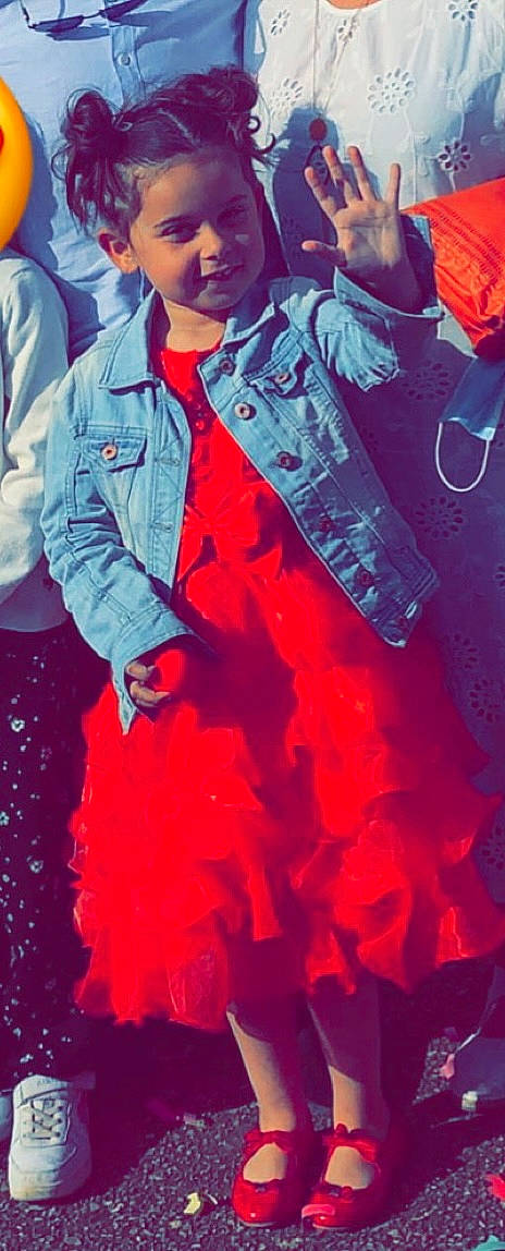 Kaïna participe au concours pour gagner de l'argent avec cette photo : belt, denim, electric_blue, entertainment, event, fashion, fashion_design, jacket, magenta, orange, outerwear, pattern, person, pink, red, sleeve, street_fashion, t_shirt, textile, toddler