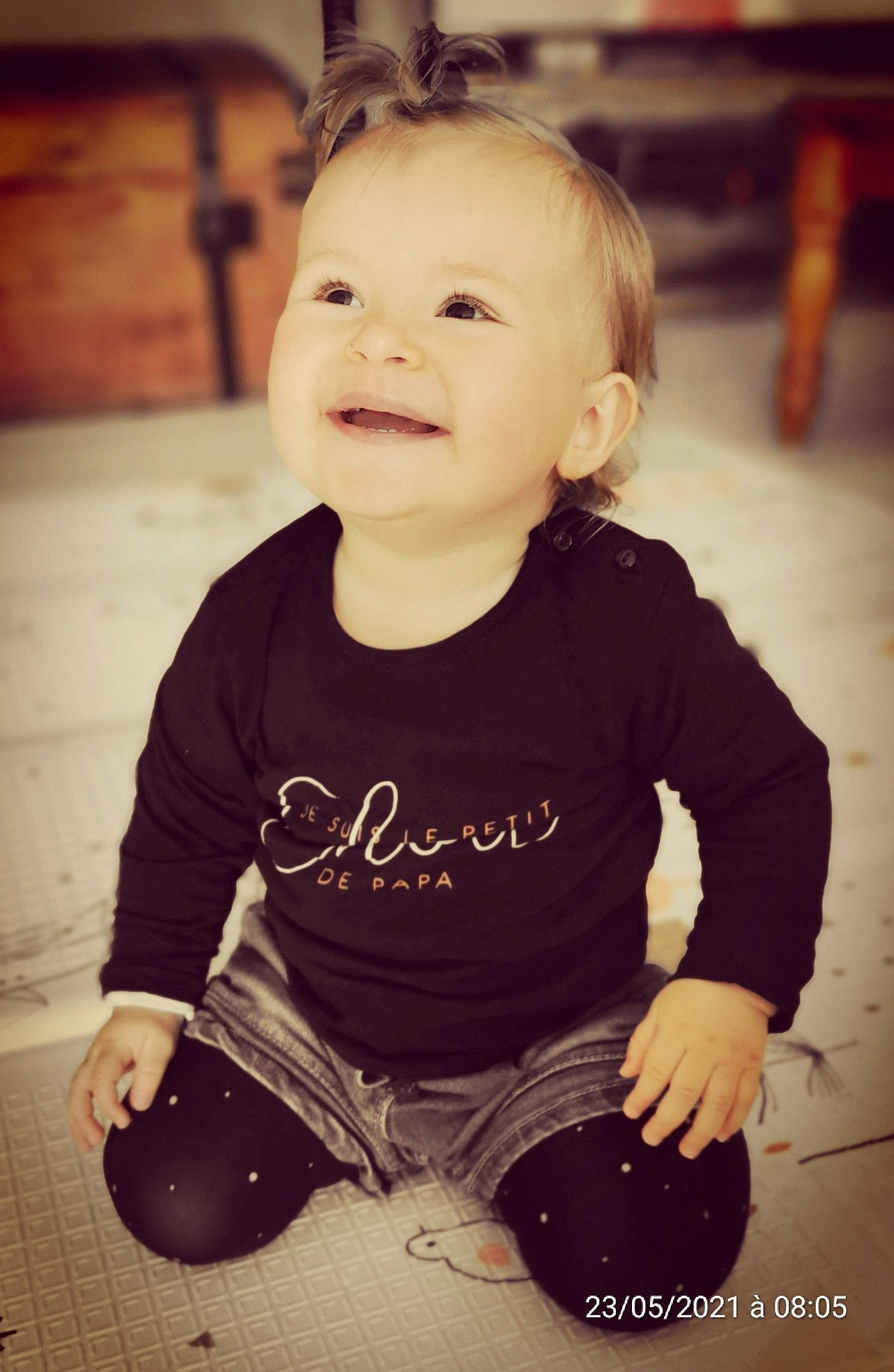 Eileen participe au concours pour gagner de l'argent avec cette photo : arm, baby_toddler_clothing, black, cheek, chin, eye, face, facial_expression, flash_photography, hair, hairstyle, happy, head, human, jeans, joy, organ, person, photograph, skin