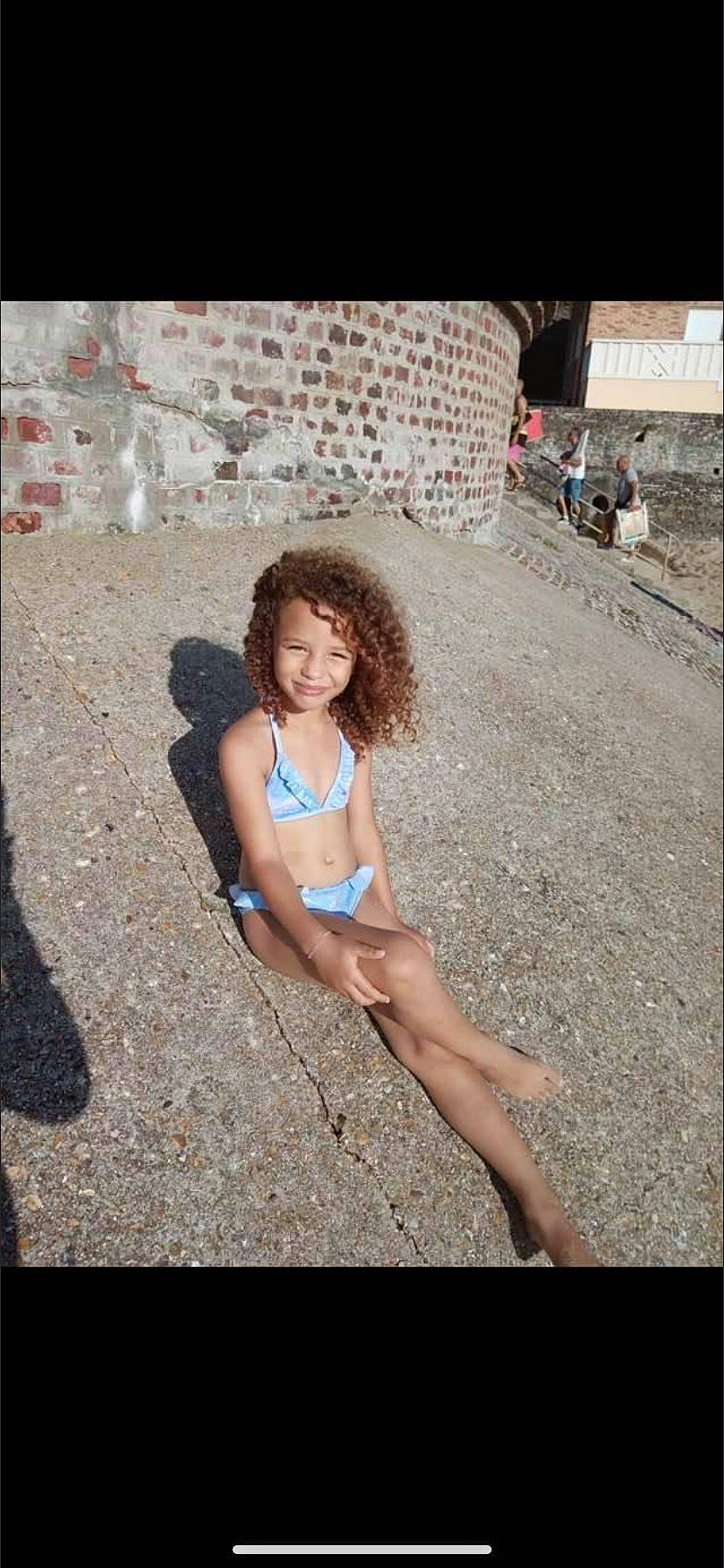 Amélia participe au concours pour gagner de l'argent avec cette photo : asphalt, brassiere, brown_hair, electric_blue, flash_photography, foot, fun, human_leg, joy, knee, leisure, long_hair, person, sitting, swimsuit_top, swimwear, thigh, travel, trunk, undergarment