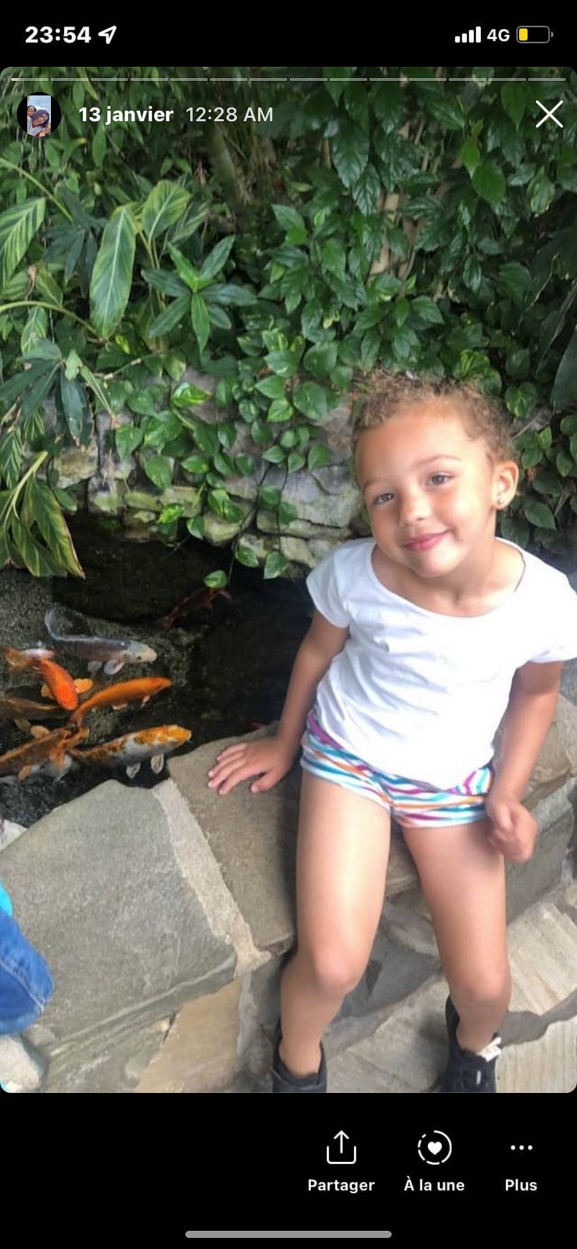 Amélia a rejoint le concours — aidez-le/la à gagner de superbes lots ! baby_toddler_clothing, eye, face, fun, grass, happy, human_leg, joy, leaf, leisure, mouth, person, plant, sandal, shoe, shorts, sleeve, sneakers, thigh, toddler