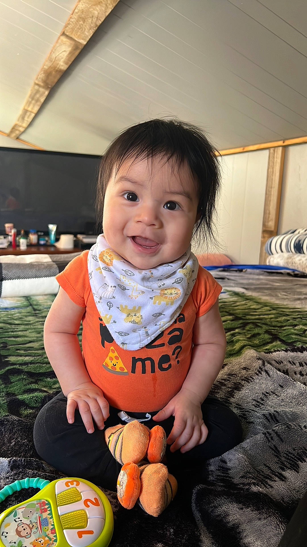 Sneijder is registered to the contest to win money with this photo: baby, baby_toddler_clothing, ball, calabaza, child, eye, finger, fun, grass, hand, happy, leisure, natural_foods, people_in_nature, person, plant, pumpkin, skin, smile, toddler