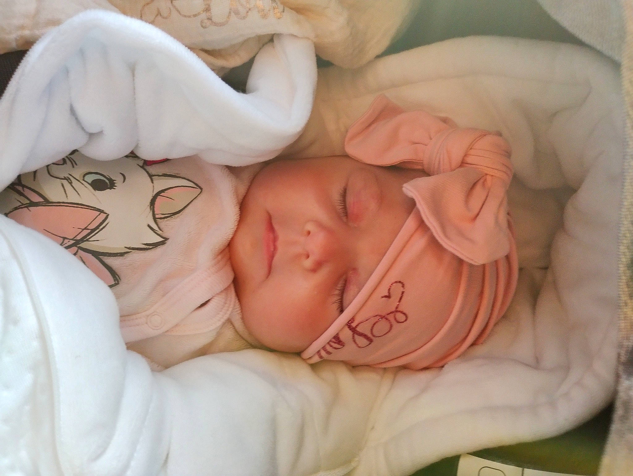 Lou a rejoint le concours — aidez-le/la à gagner de superbes lots ! baby, baby_sleeping, bedtime, cheek, chin, comfort, eye, eyelash, face, facial_expression, finger, gesture, hand, head, headwear, lip, mouth, nose, person, pink