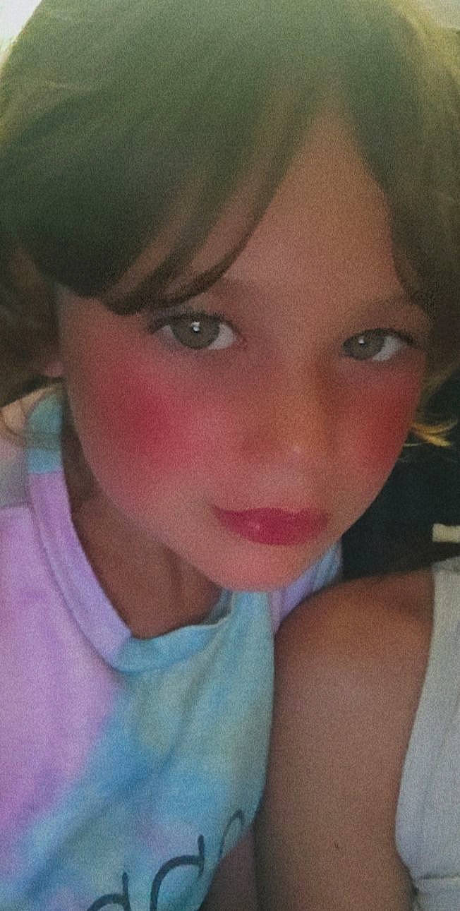 Zoé a rejoint le concours — aidez-le/la à gagner de superbes lots ! bangs, black_hair, cheek, chest, cool, ear, electric_blue, eye, eyebrow, eyelash, forehead, iris, jaw, lip, long_hair, mouth, neck, nose, person, selfie