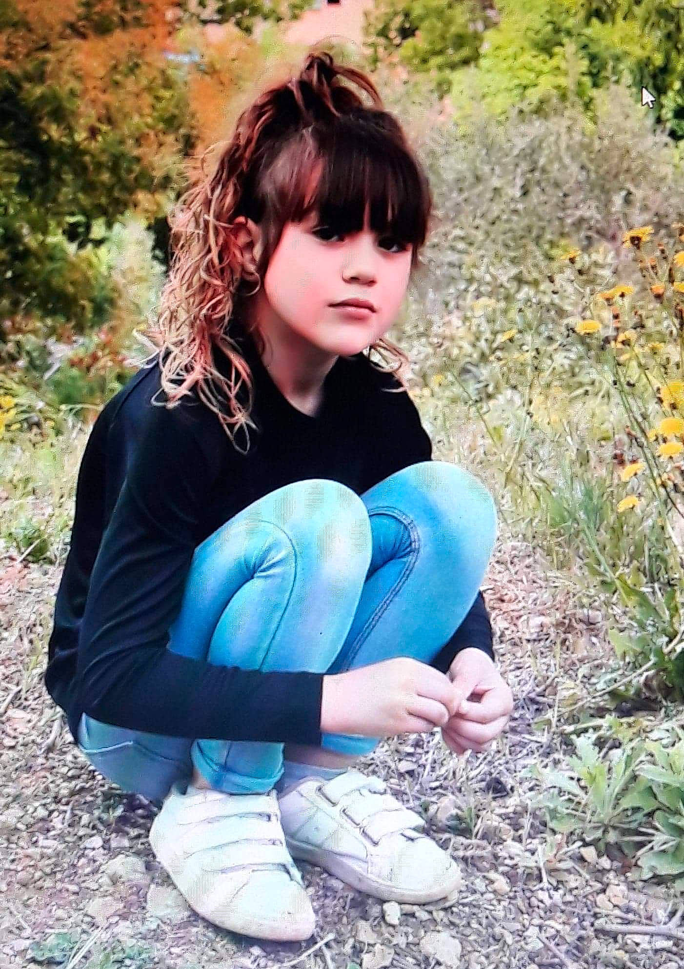 Zoé a rejoint le concours — aidez-le/la à gagner de superbes lots ! clothing, electric_blue, facial_expression, flash_photography, forest, grass, hairstyle, happy, leisure, long_hair, natural_environment, outerwear, people_in_nature, person, plant, shoe, summer, sunlight, t_shirt, tree