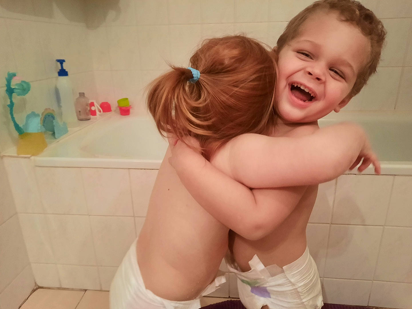 Nao participe au concours pour gagner de l'argent avec cette photo : arm, bathing, bathroom, chest, ear, eyebrow, finger, gesture, hair, hand, happy, head, human_body, joint, mouth, neck, person, pink, skin, smile