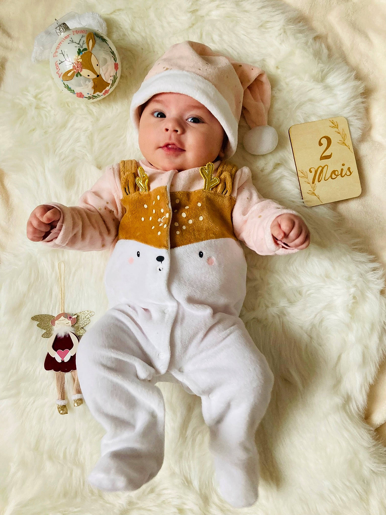 Victorine participe au concours pour gagner de l'argent avec cette photo : baby, baby_sleeping, baby_toddler_clothing, bow_tie, child, clothing, collar, comfort, doll, face, fur, happy, headgear, headwear, linens, pattern, person, pink, sleeve, textile