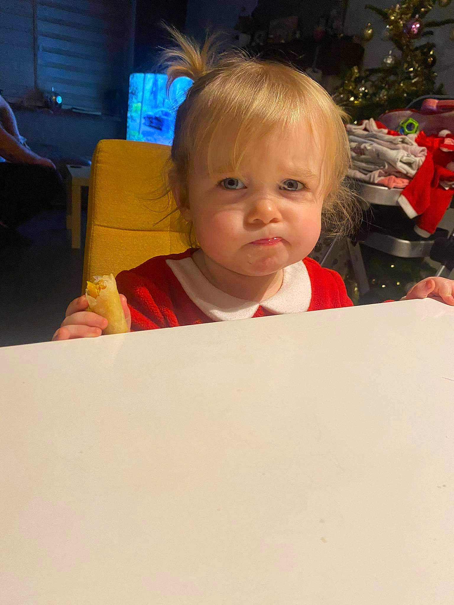 Inaïa participe au concours pour gagner de l'argent avec cette photo : baby, cheek, child, christmas_tree, comfort, computer_monitor, couch, event, flooring, fun, happy, home, human_body, living_room, nose, person, room, sitting, toddler, tree