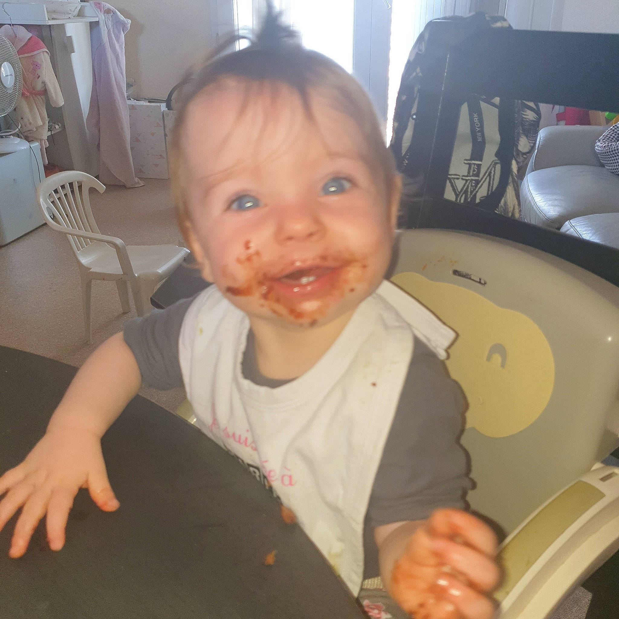 Soline a rejoint le concours — aidez-le/la à gagner de superbes lots ! arm, baby, cheek, child, ear, eating, face, finger, forehead, hand, head, nose, person, sitting, skin, smile, thumb, toddler, tooth