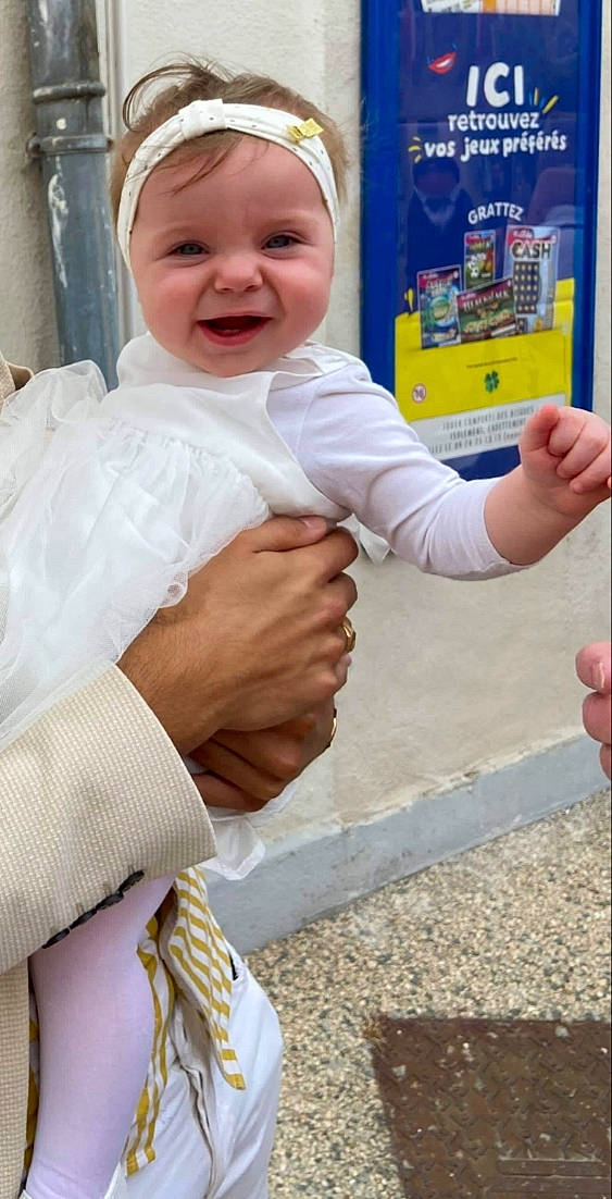 Soline a rejoint le concours — aidez-le/la à gagner de superbes lots ! baby, child, finger, hand, headwear, person, play, smile, thumb, toddler