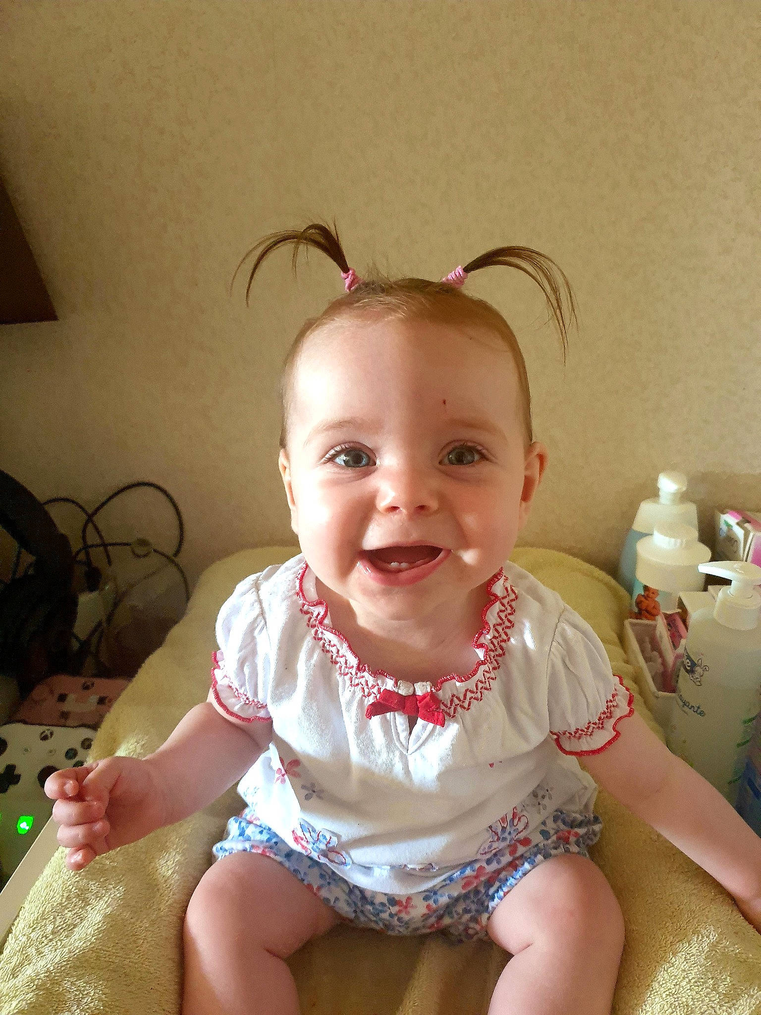 Soline a rejoint le concours — aidez-le/la à gagner de superbes lots ! baby, baby_toddler_clothing, cheek, child, dress, ear, eye, face, facial_expression, fun, happy, head, iris, joy, lip, neck, person, pink, sitting, skin