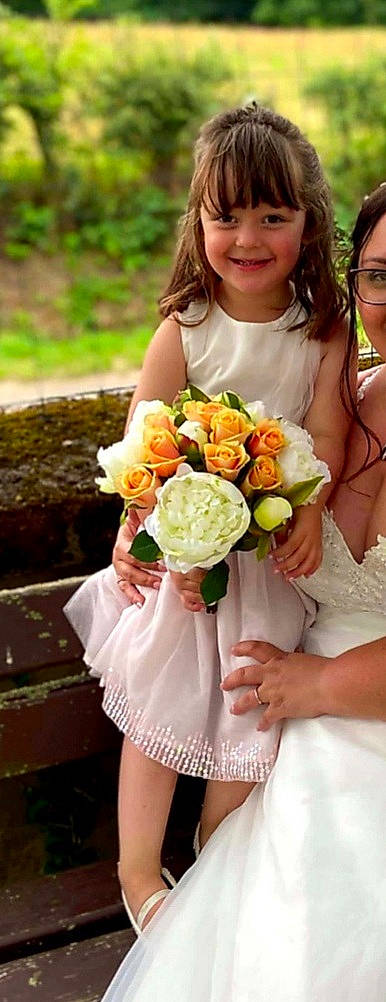 Faustine a rejoint le concours — aidez-le/la à gagner de superbes lots ! bouquet, bridal_clothing, bride, child, cut_flowers, dress, floral_design, floristry, flower, flower_arranging, garden_roses, gown, joy, peach, person, petal, plant, rose, rose_family, smile
