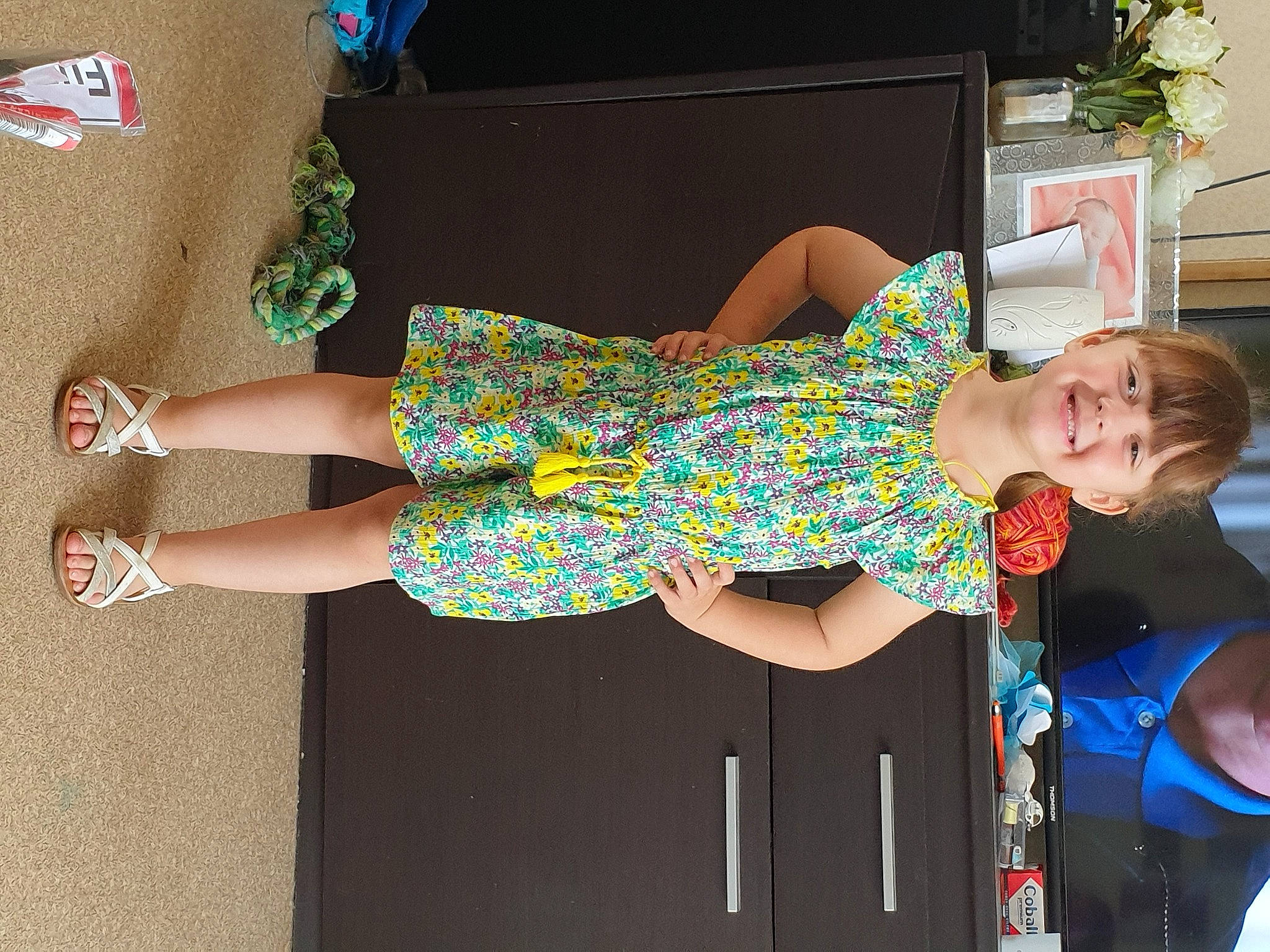 Faustine participe au concours pour gagner de l'argent avec cette photo : arm, child, dress, hand, joint, joy, leg, pattern, person, shoulder, t_shirt, textile, trunk, vacation
