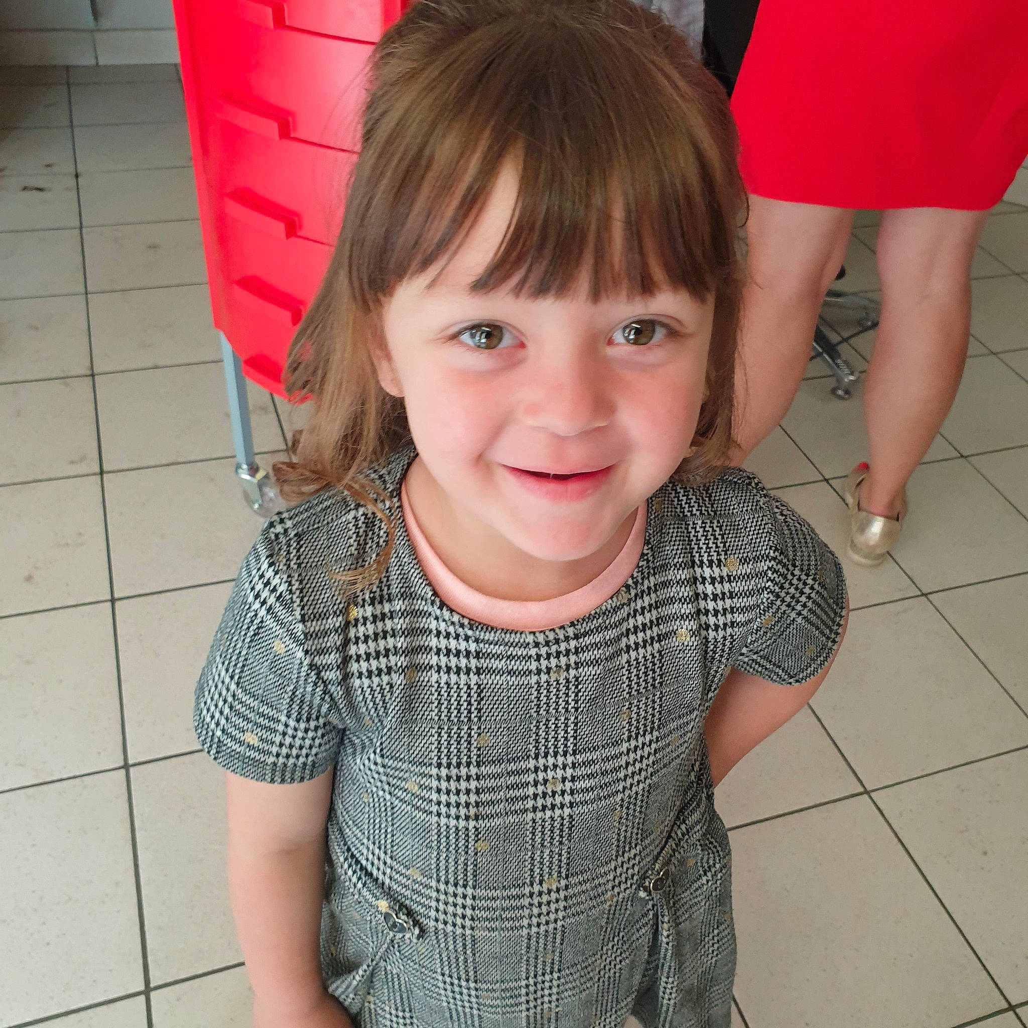 Faustine participe au concours pour gagner de l'argent avec cette photo : bangs, child, child_model, face, forehead, fun, hair, hairstyle, joy, pattern, person, smile, t_shirt, toddler