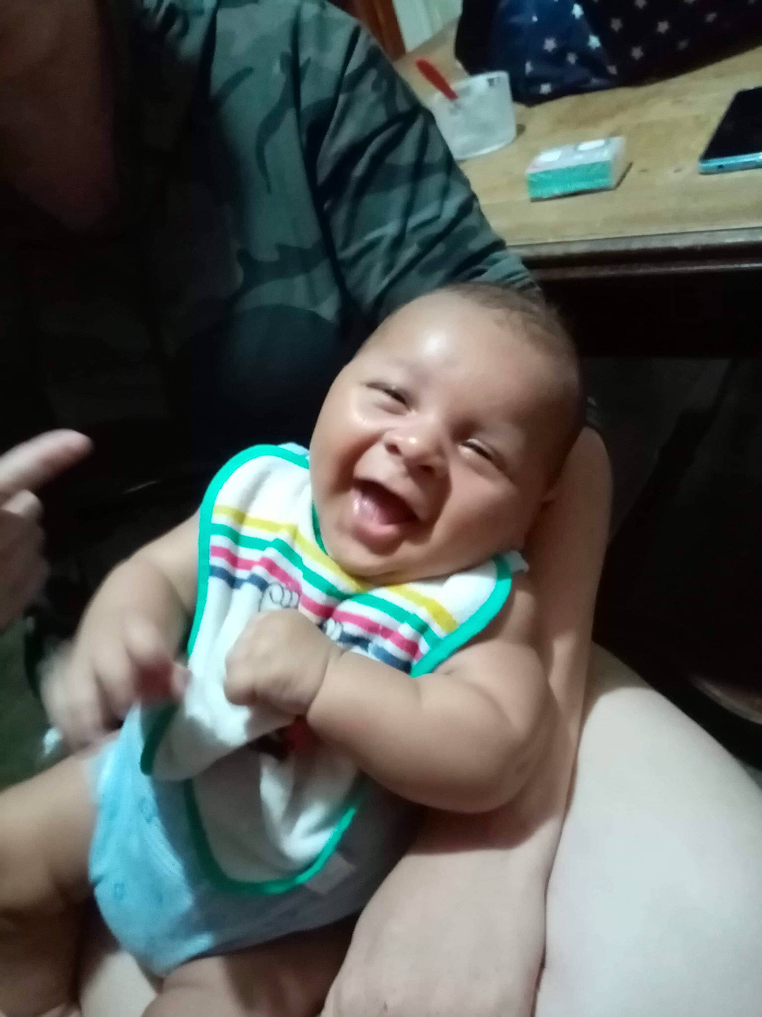 Cameron a rejoint le concours — aidez-le/la à gagner de superbes lots ! baby, birth, car_seat, cheek, child, childbirth, facial_expression, finger, hand, laugh, mouth, person, skin, smile, thumb, toddler