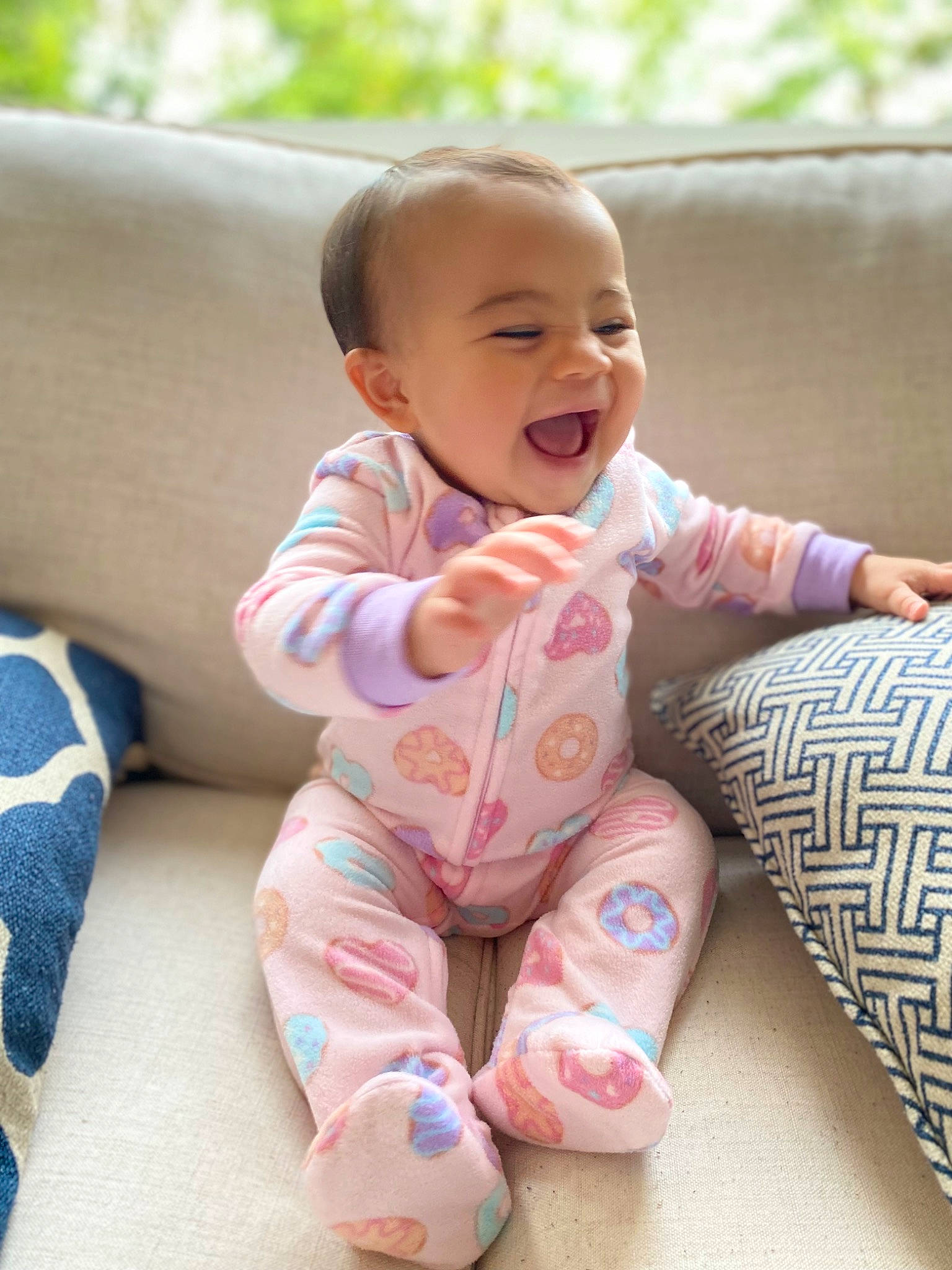 Gianna is registered to the contest to win money with this photo: arm, baby, baby_toddler_clothing, cheek, clothing, comfort, eye, face, finger, hand, happy, head, human_body, leg, nose, person, skin, sleeve, smile, toddler