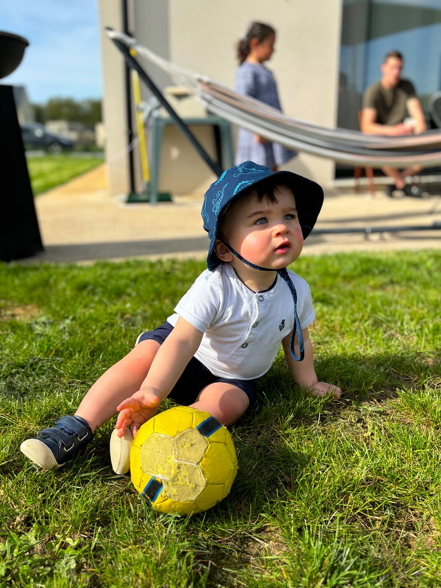 Arthur participe au concours pour gagner de l'argent avec cette photo : ball, child, competition_event, football, fun, grass, happy, hat, headwear, lawn, leisure, people_in_nature, person, plant, recreation, shorts, soccer, sports_equipment, summer, sun_hat