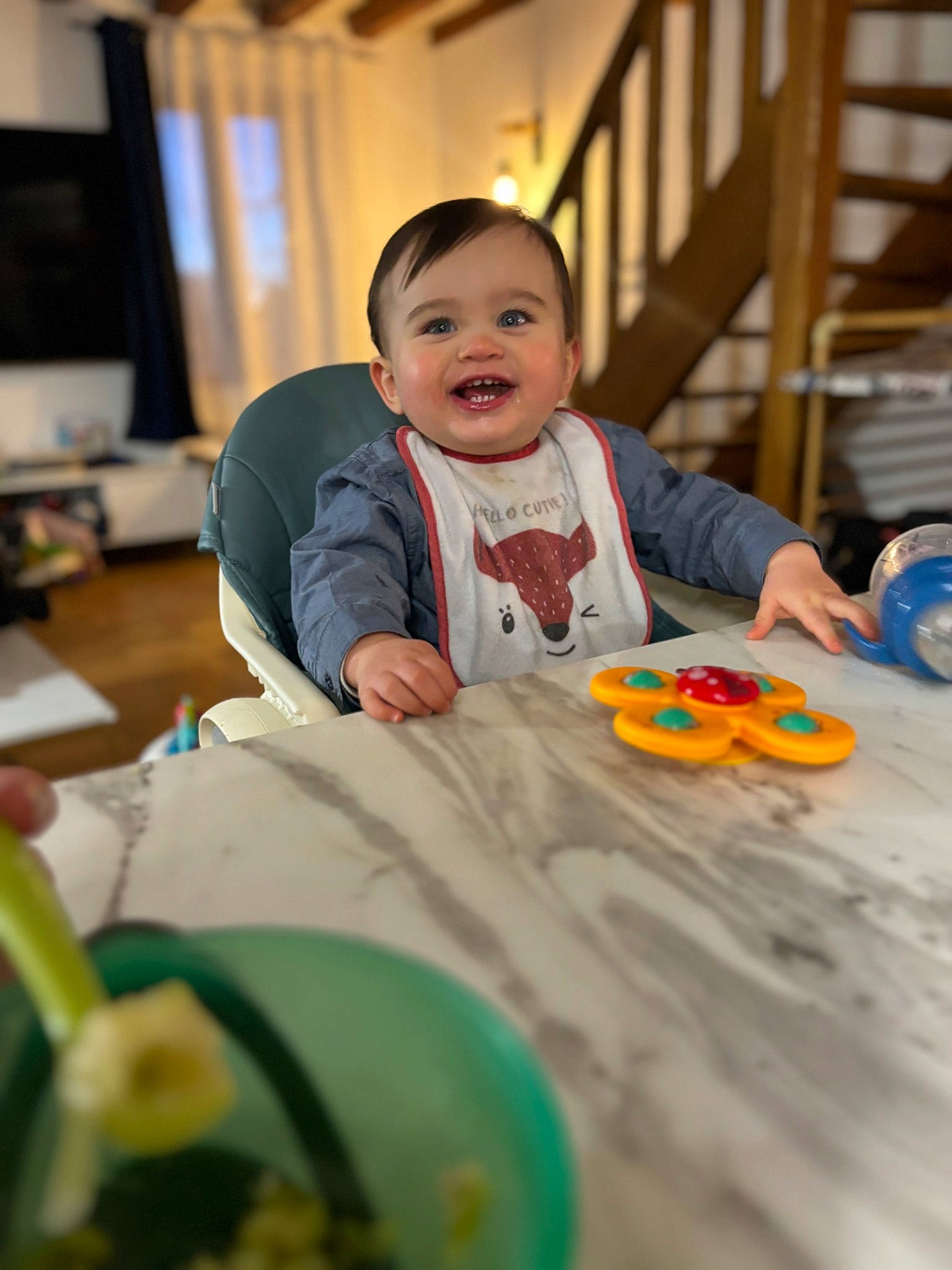 Arthur participe au concours pour gagner de l'argent avec cette photo : baby, baby_toddler_clothing, chair, child, comfort, flooring, fun, happy, hoodie, joy, leisure, party, person, plate, play, recreation, room, sitting, smile, t_shirt