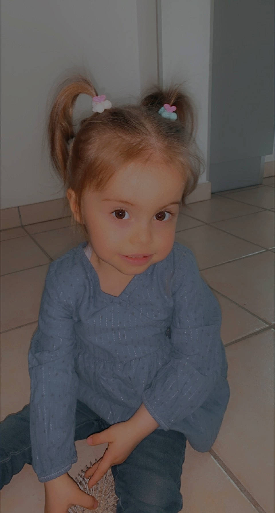 Méloddy participe au concours pour gagner de l'argent avec cette photo : baby_toddler_clothing, blond, brown_hair, cheek, electric_blue, eye, eyelash, flooring, hair, head, headband, headpiece, human_body, iris, long_hair, neck, pattern, person, skin, sleeve