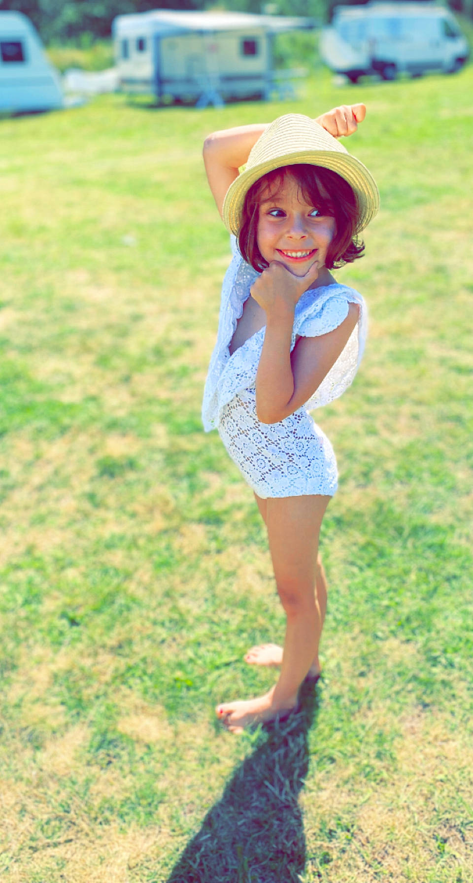 Shayni a rejoint le concours — aidez-le/la à gagner de superbes lots ! cap, flash_photography, fun, grass, grassland, green, happy, hat, joy, leisure, people_in_nature, person, plant, shoe, shorts, smile, street_fashion, summer, sun_hat, sunlight