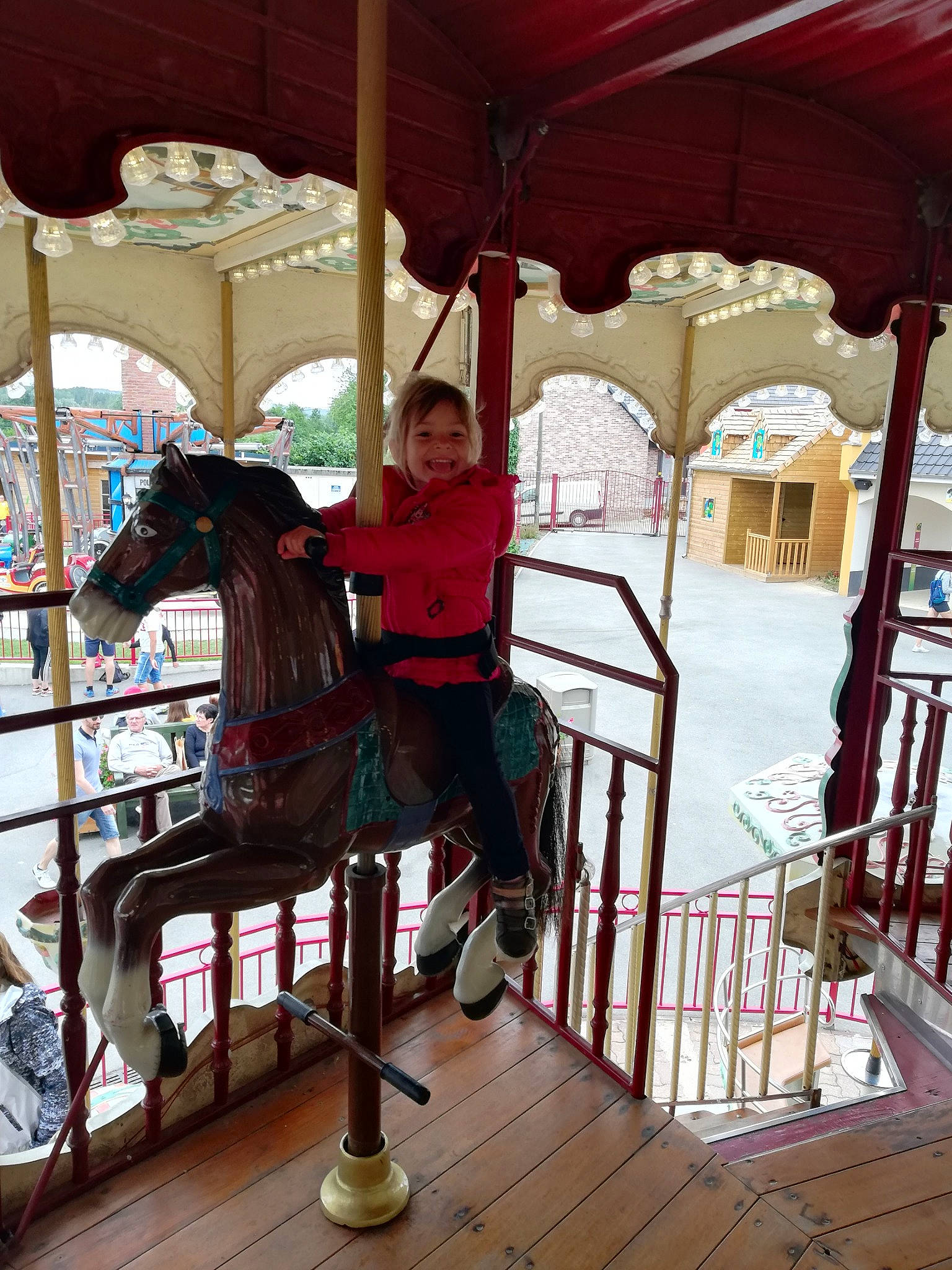 Elena participe au concours pour gagner de l'argent avec cette photo : amusement_park, amusement_ride, carousel, fun, horse, joy, leisure, nonbuilding_structure, park, person, recreation, tourist_attraction, vacation