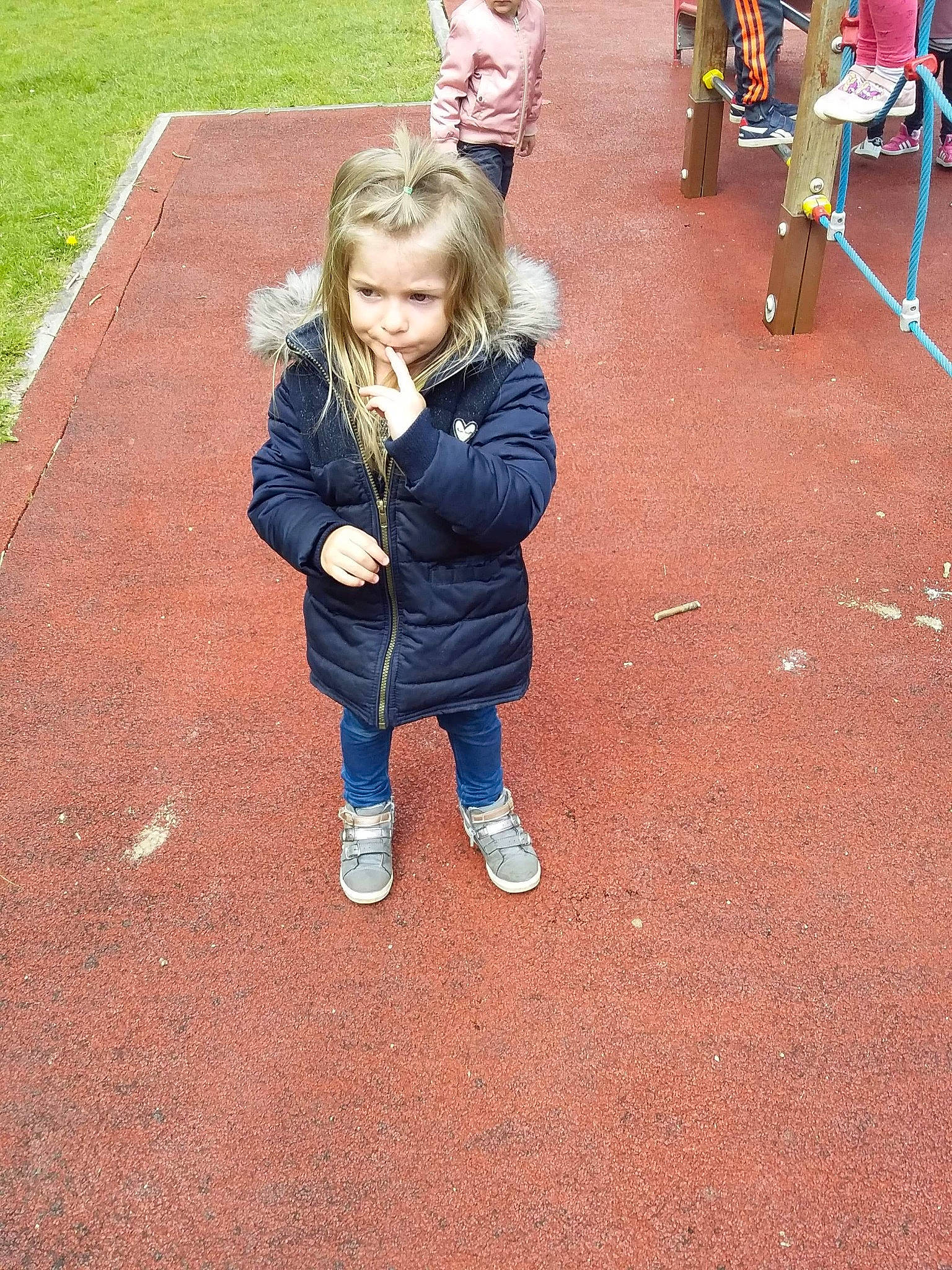 Elena participe au concours pour gagner de l'argent avec cette photo : child, fun, outdoor_play_equipment, person, play, playground, public_space, recreation, soil, toddler