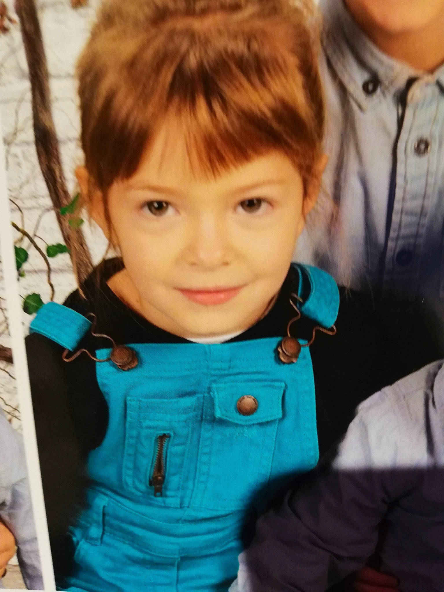 Elena a rejoint le concours — aidez-le/la à gagner de superbes lots ! bangs, black_hair, brown_hair, cheek, child, child_model, cool, eye, face, forehead, hair, hairstyle, head, neck, outerwear, person, photography, selfie, smile, toddler