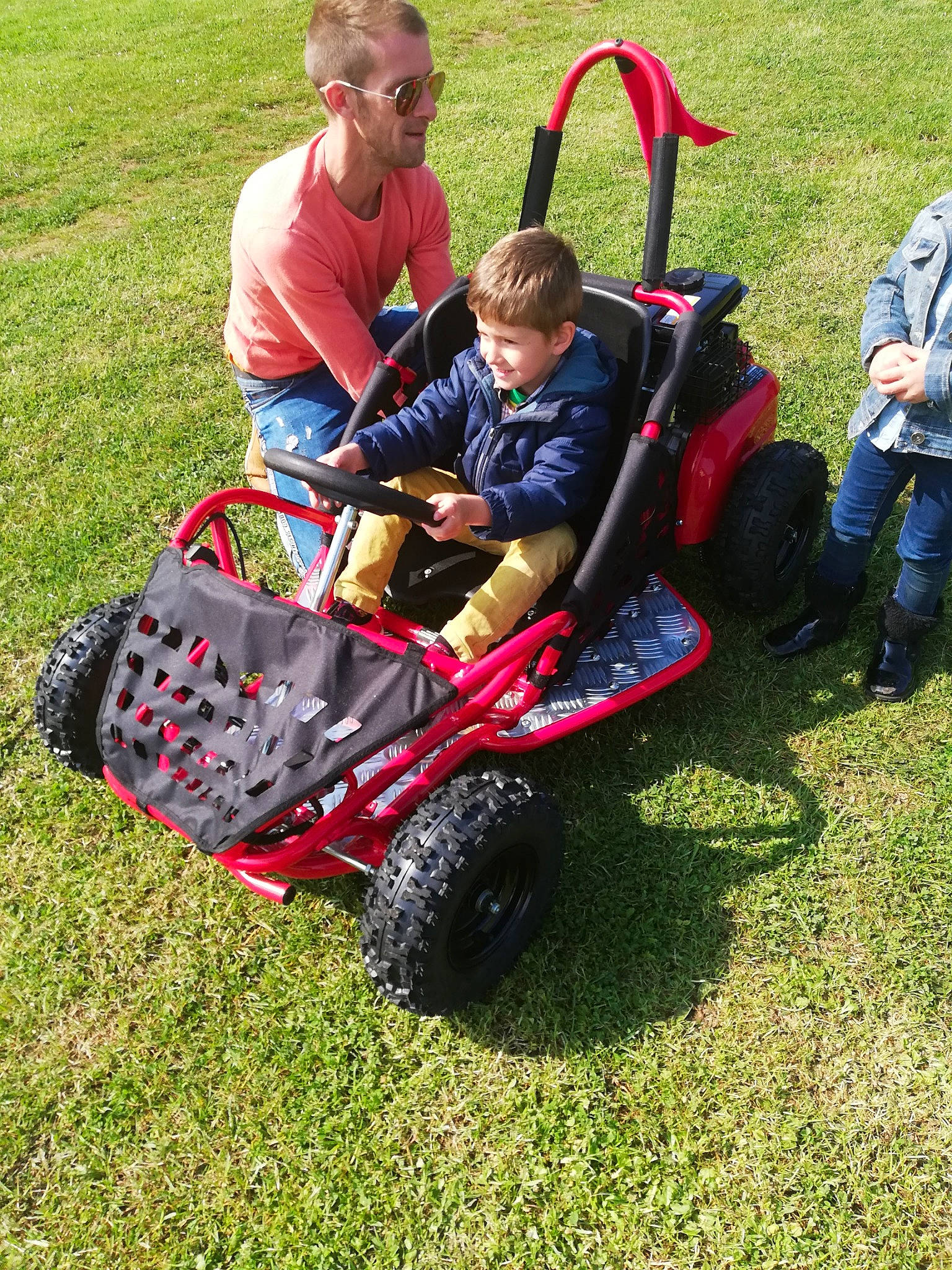 Sohan participe au concours pour gagner de l'argent avec cette photo : baby_products, grass, joy, lawn, person, play, product, vehicle