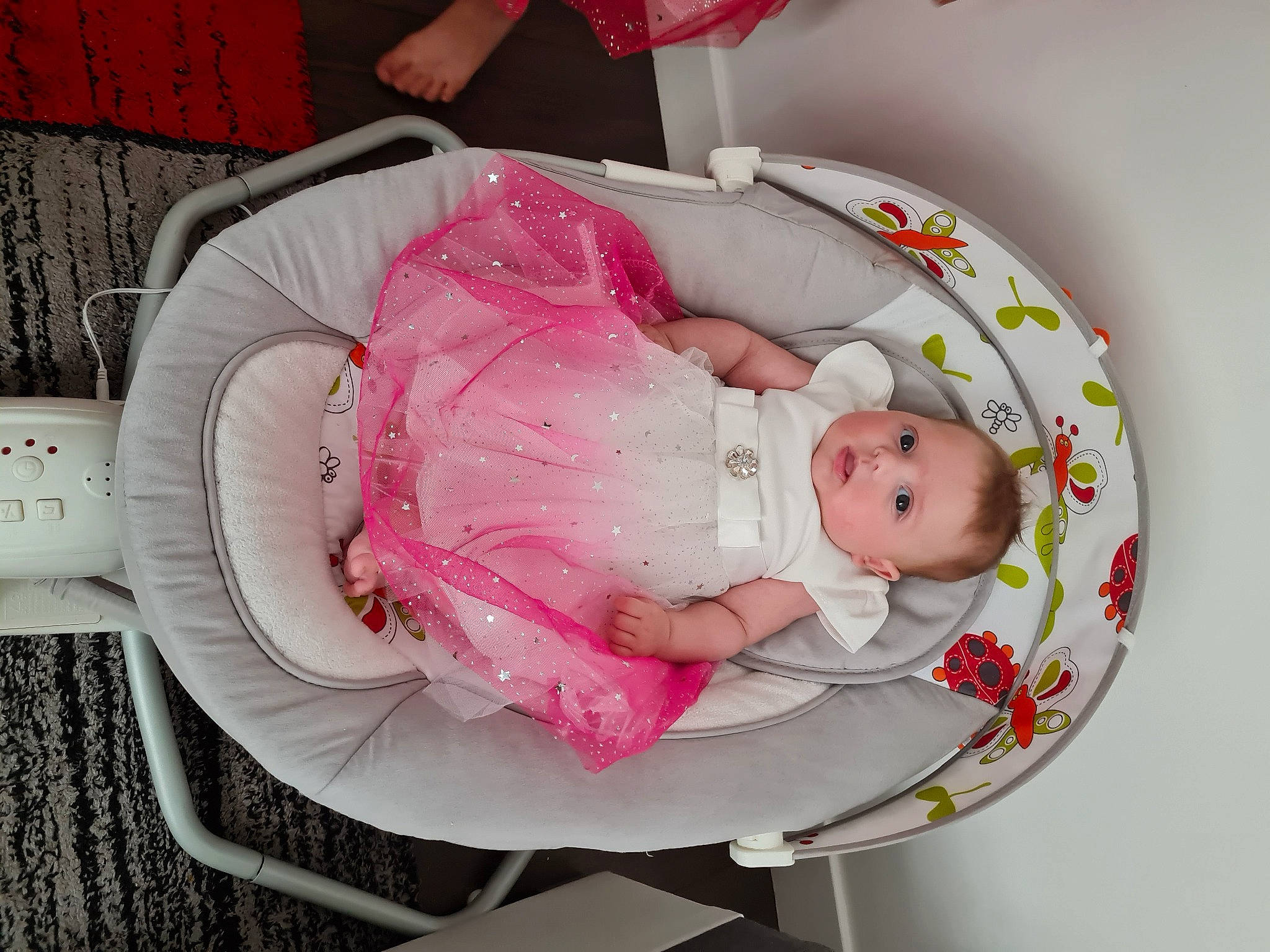 Izabela Maria a rejoint le concours — aidez-le/la à gagner de superbes lots ! baby, baby_carriage, baby_products, baby_safety, baby_sleeping, baby_toddler_clothing, baby_toys, cheek, child, comfort, head, infant_bed, linens, magenta, pattern, person, pink, room, sitting, textile