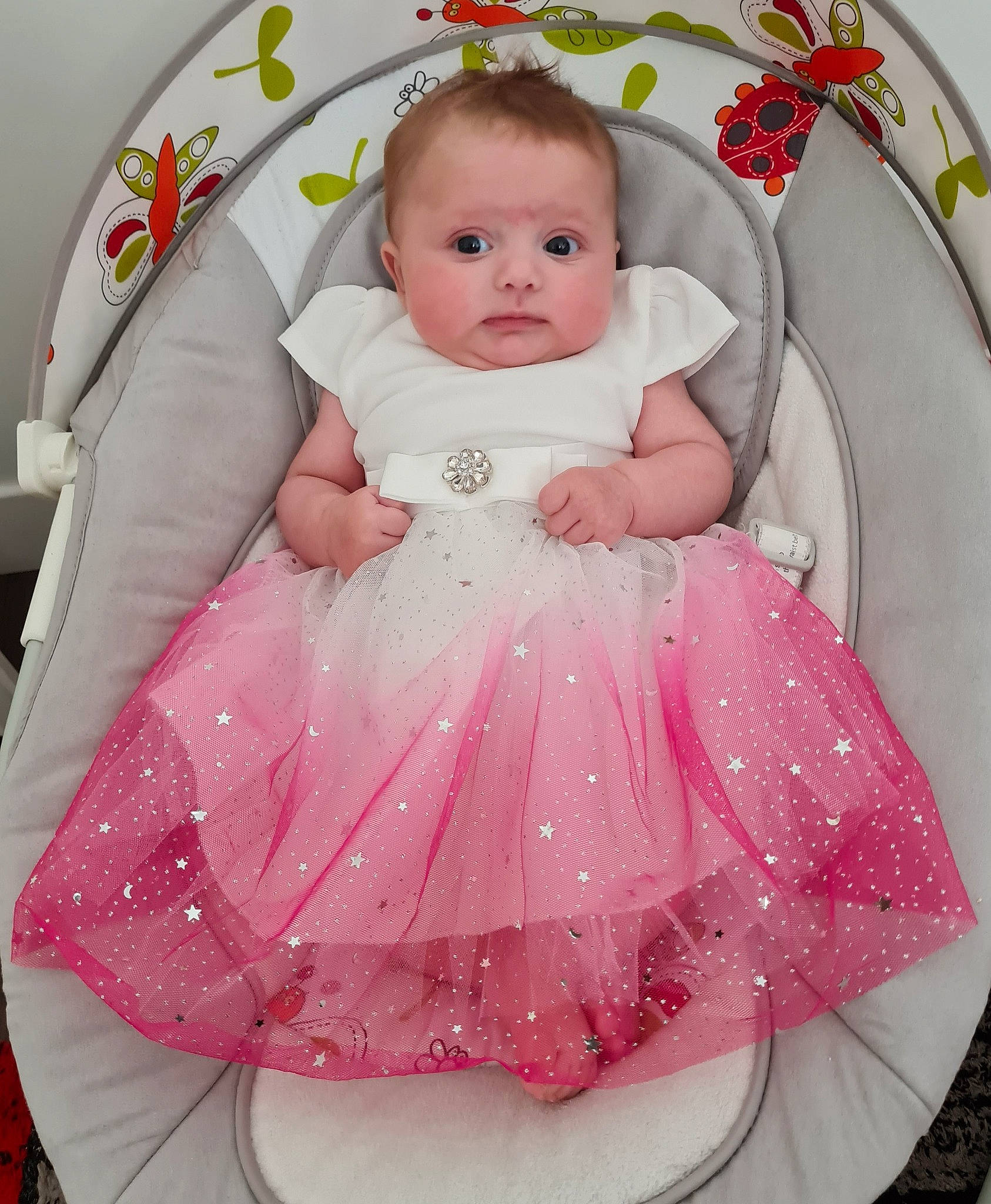 Izabela Maria a rejoint le concours — aidez-le/la à gagner de superbes lots ! baby, baby_products, baby_toddler_clothing, cheek, child, dress, embellishment, face, facial_expression, fashion_accessory, iris, magenta, pattern, person, pink, product, skin, sleeve, textile, toddler