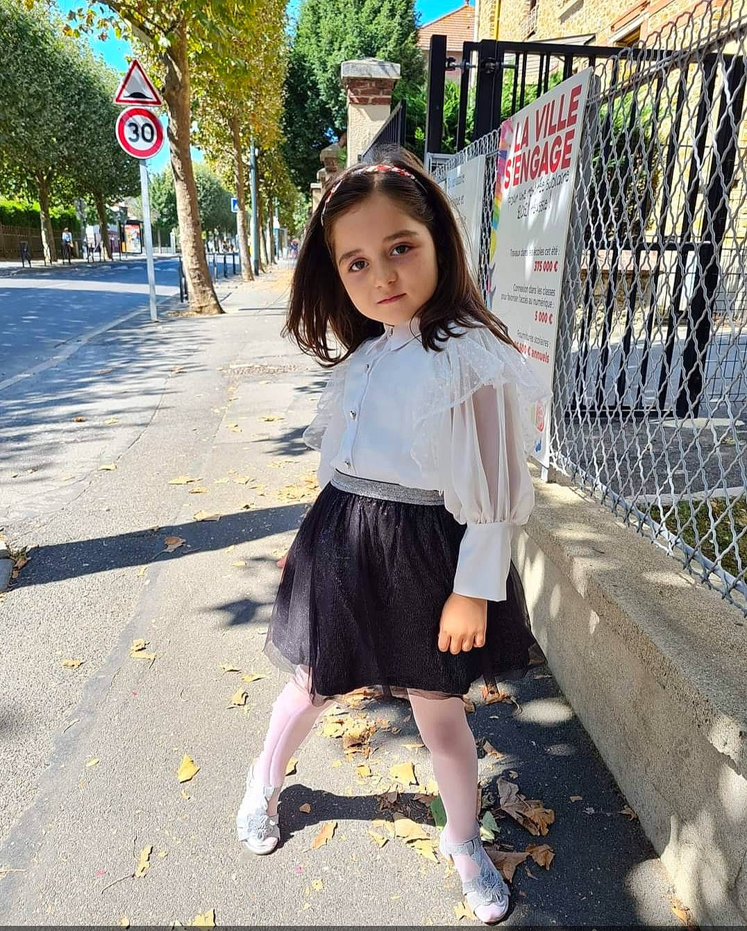 Carla Natasa participe au concours pour gagner de l'argent avec cette photo : blond, cool, electric_blue, eyewear, fashion_design, fence, hairstyle, human_leg, knee, leisure, long_hair, magenta, pattern, person, plaid, sleeve, standing, t_shirt, textile, thigh