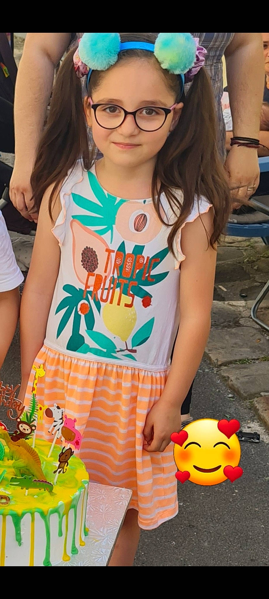 Carla Natasa a rejoint le concours — aidez-le/la à gagner de superbes lots ! calabaza, cool, cucurbita, eyewear, fun, gourd, green, happy, joy, leisure, natural_foods, orange, person, pumpkin, shorts, sleeve, snapshot, summer, t_shirt, tableware