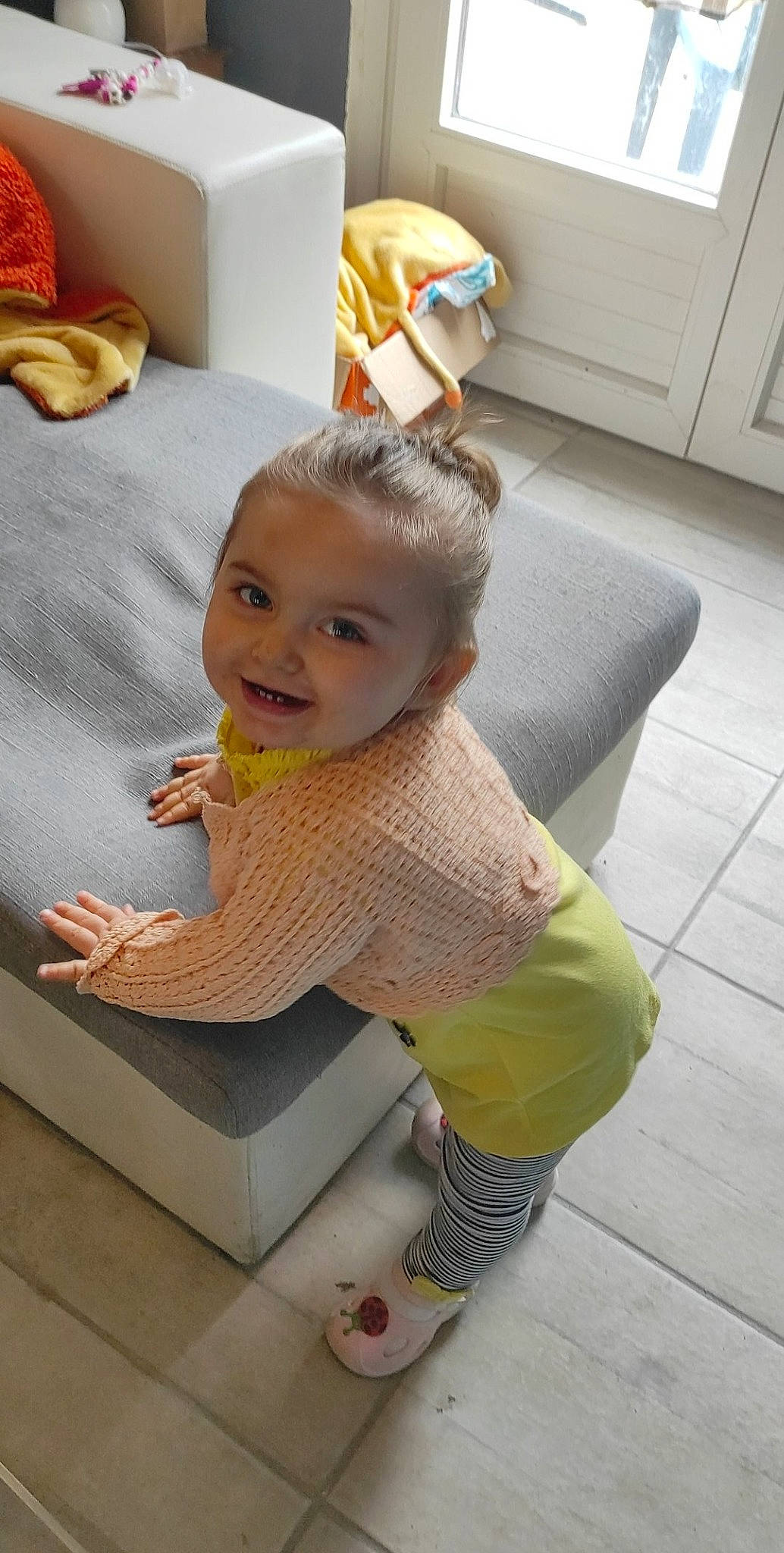 Mylena participe au concours pour gagner de l'argent avec cette photo : baby, baby_products, baby_safety, baby_toddler_clothing, chair, child, comfort, door, floor, flooring, fun, happy, joy, leg, person, room, sitting, skin, smile, toddler