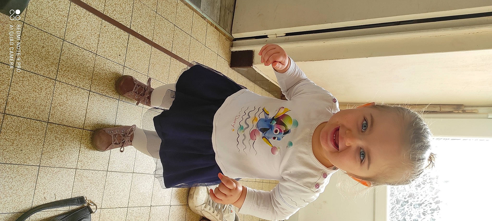 Mylena participe au concours pour gagner de l'argent avec cette photo : baby, baby_laughing, baby_toddler_clothing, child, elbow, finger, flooring, fun, gesture, happy, person, room, sleeve, smile, toddler, wood, wrist