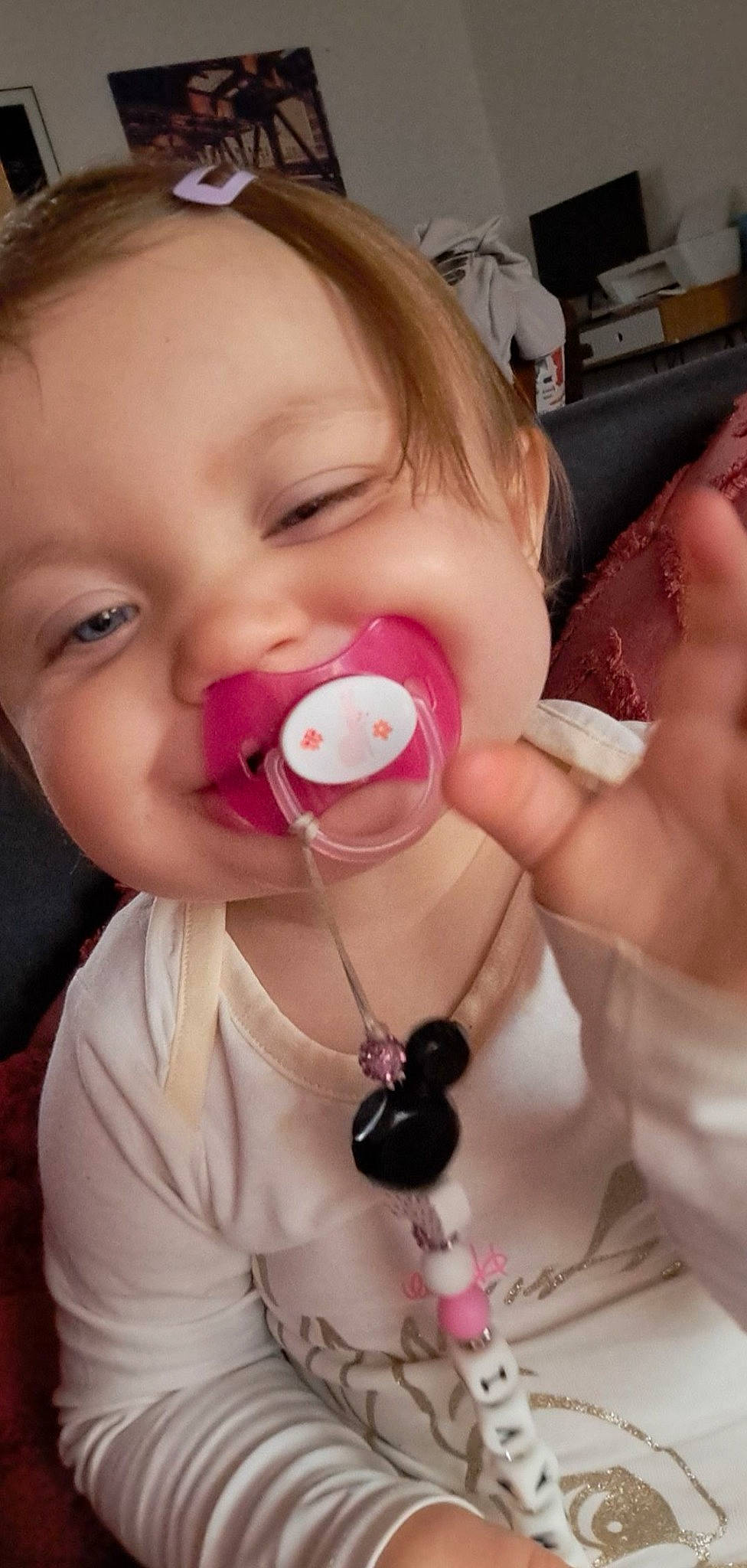 Ivanna a rejoint le concours — aidez-le/la à gagner de superbes lots ! audio_equipment, baby_toddler_clothing, cheek, drinkware, ear, eyebrow, eyelash, finger, gesture, hand, happy, human_body, lip, mouth, neck, nose, person, pink, skin, smile