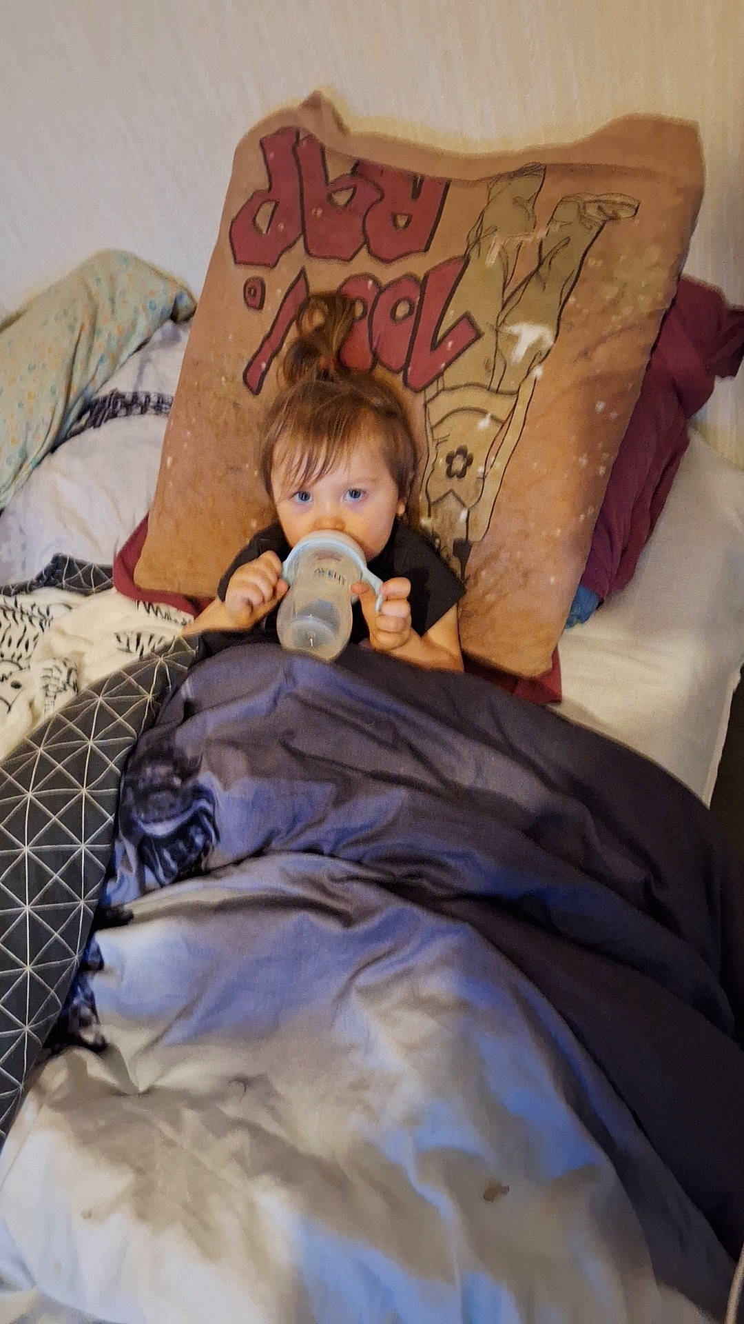 Ivanna a rejoint le concours — aidez-le/la à gagner de superbes lots ! baby, baby_products, bed, bed_sheet, bedding, bedroom, bedtime, chair, child, comfort, hair, head, linens, nap, person, pillow, sitting, textile, throw_pillow, toddler