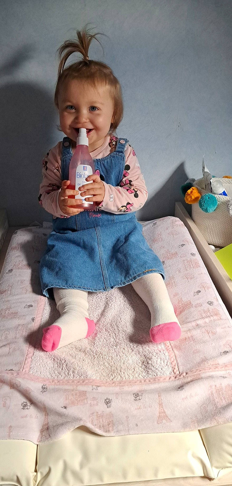 Ivanna participe au concours pour gagner de l'argent avec cette photo : arm, baby_toddler_clothing, barefoot, child, comfort, face, facial_expression, finger, fun, happy, head, joy, leg, people, person, pink, skin, sleeve, smile, sock