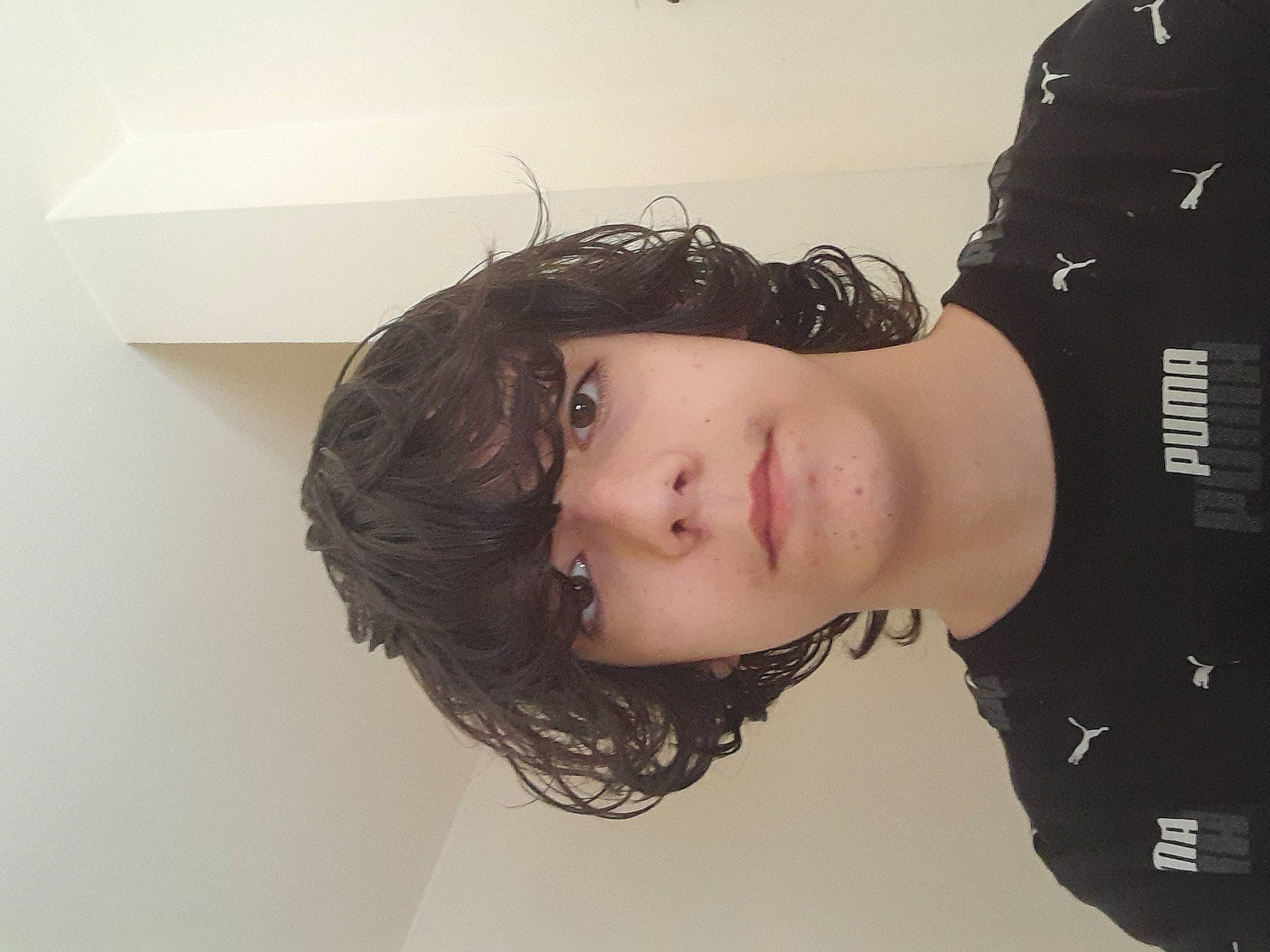 Mathis a rejoint le concours — aidez-le/la à gagner de superbes lots ! automotive_design, black_hair, chest, dress, elbow, eyelash, eyewear, fashion_accessory, fashion_design, flash_photography, hair_coloring, jaw, long_hair, neck, person, personal_protective_equipment, portrait_photography, room, selfie, sunglasses