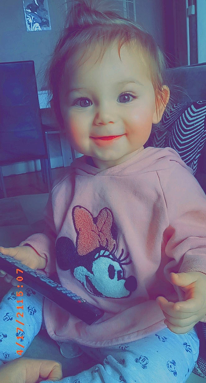 Kaïsy participe au concours pour gagner de l'argent avec cette photo : arm, baby_toddler_clothing, blue, cheek, ear, eye, hairstyle, hand, happy, head, human_body, iris, joy, lip, nose, organ, person, pink, skin, sleeve