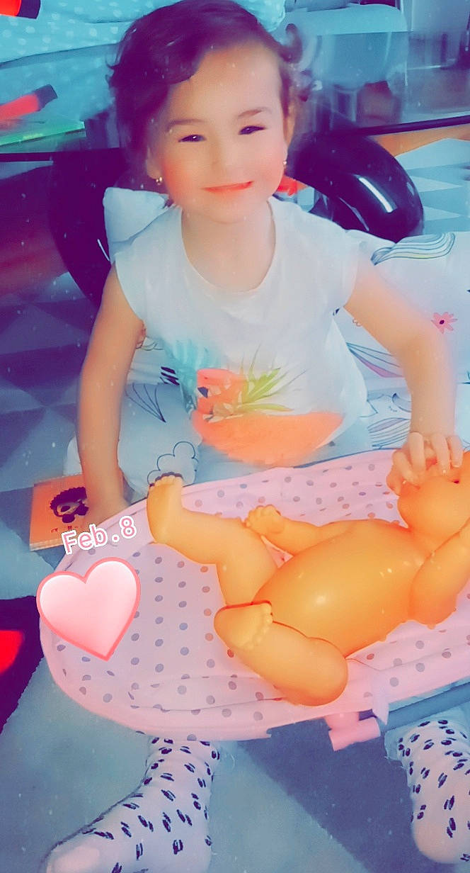 Tyana a rejoint le concours — aidez-le/la à gagner de superbes lots ! abdomen, chest, fun, happy, human_leg, knee, leg, leisure, magenta, navel, person, pink, shorts, skin, smile, stomach, thigh, trunk, undergarment, waist