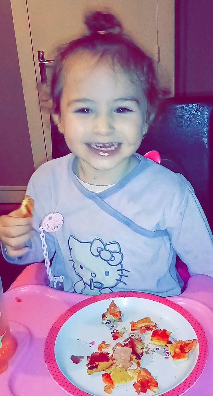 Tyana a rejoint le concours — aidez-le/la à gagner de superbes lots ! chair, child, comfort_food, cooking, cuisine, dish, dishware, food, food_craving, fun, happy, ingredient, joy, junk_food, person, plate, recipe, smile, sweetness, t_shirt