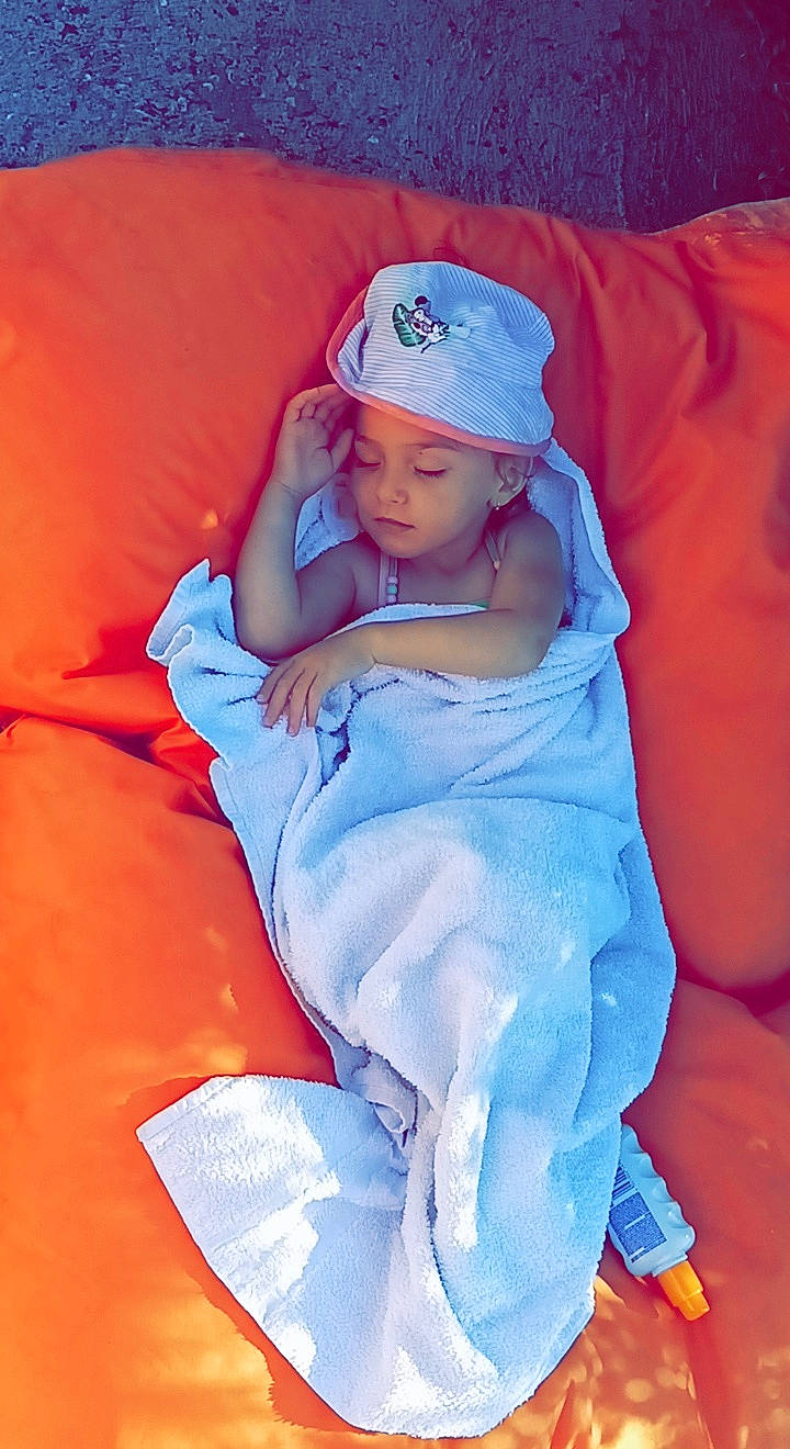 Tyana a rejoint le concours — aidez-le/la à gagner de superbes lots ! arm, azure, baby, baby_toddler_clothing, baseball_cap, cap, comfort, electric_blue, finger, fun, hand, hat, headwear, human_body, human_leg, magenta, person, product, purple, textile