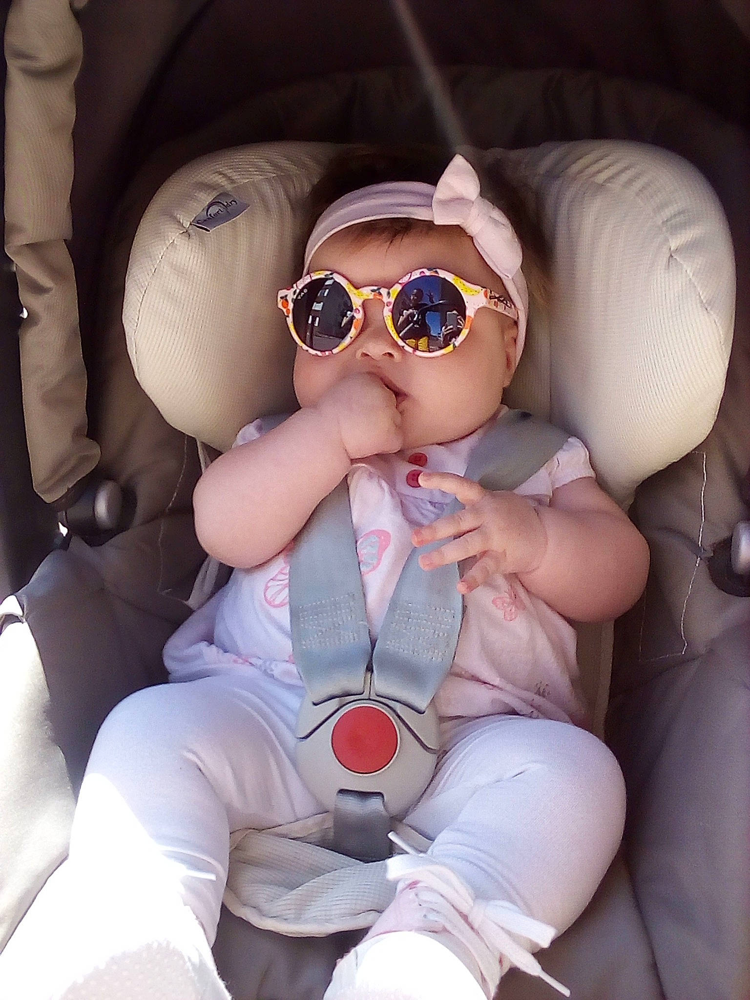 Ylona a rejoint le concours — aidez-le/la à gagner de superbes lots ! car_seat, child, cool, eyewear, glasses, person, sunglasses, toddler, vision_care