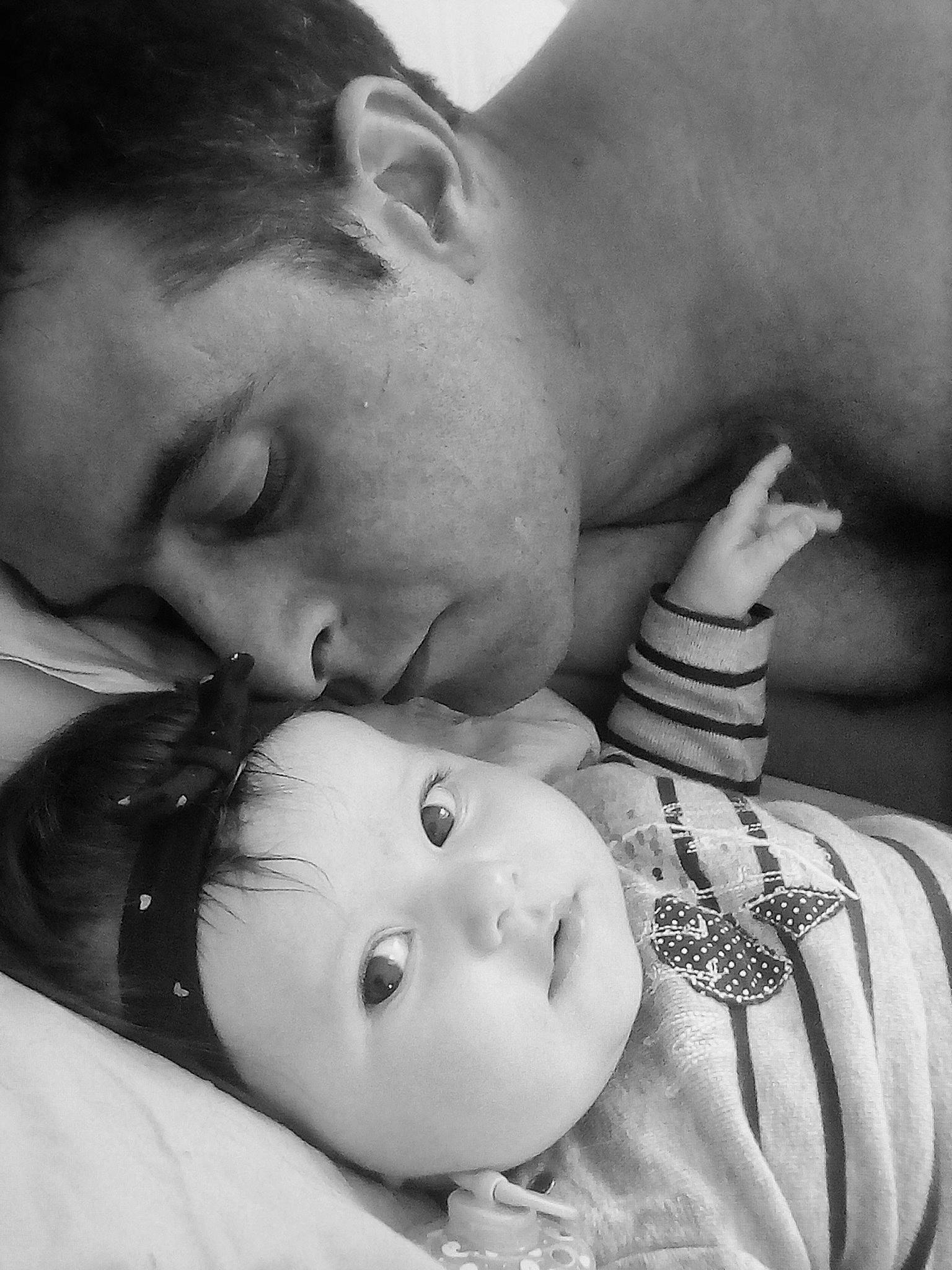 Ylona a rejoint le concours — aidez-le/la à gagner de superbes lots ! baby, bedtime, birth, black_and_white, cheek, child, gesture, hug, interaction, love, monochrome, monochrome_photography, nose, person, photograph, photography, style, toddler