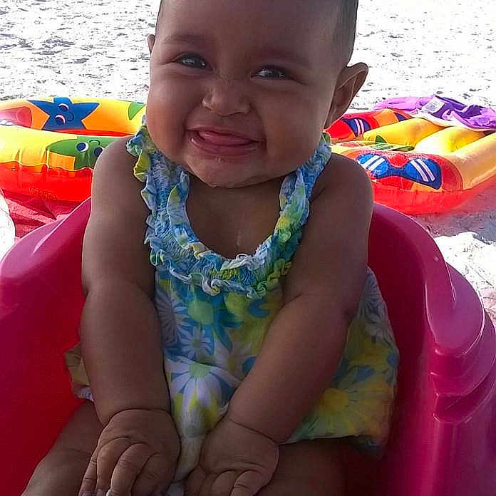 Savana is registered to the contest to win money with this photo: