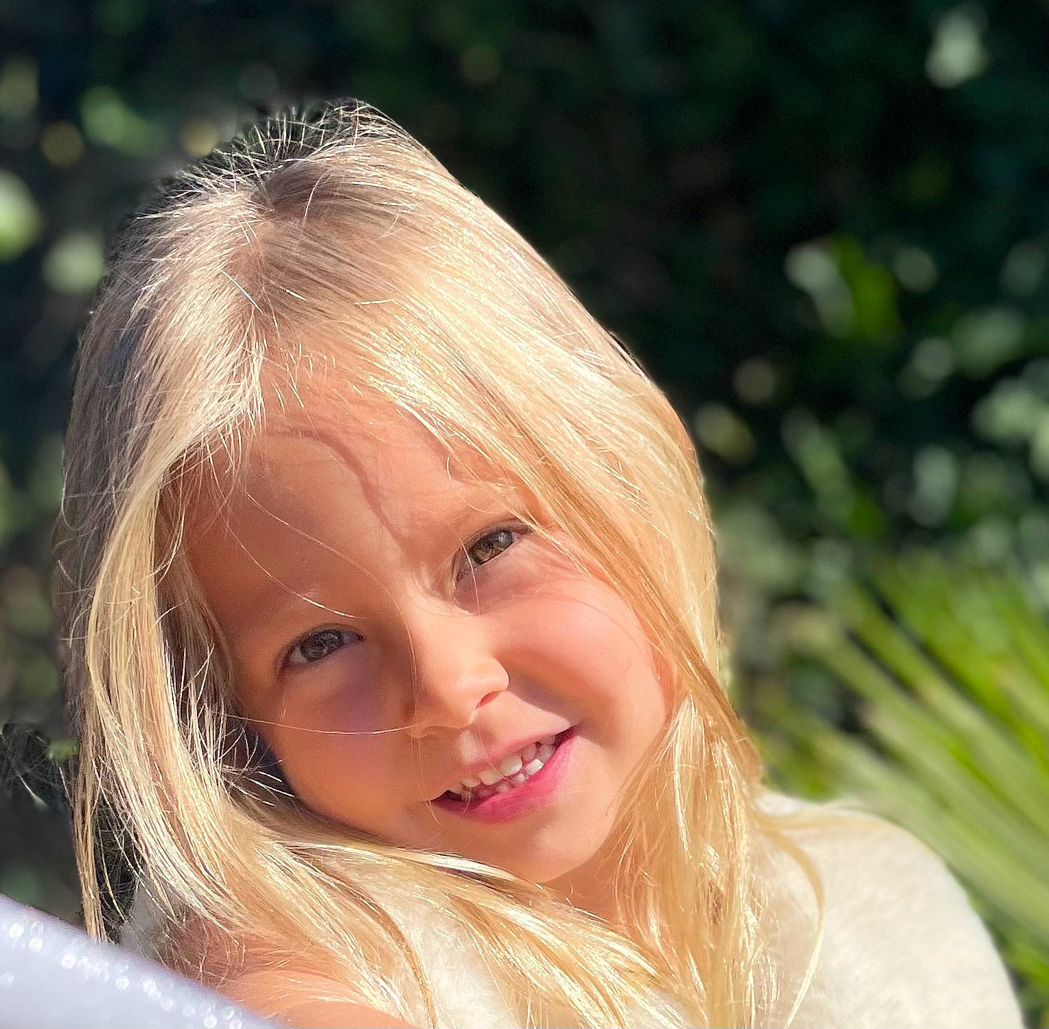 Tea participe au concours pour gagner de l'argent avec cette photo : blond, bridal_accessory, brown_hair, child, eyebrow, eyelash, fashion_accessory, flash_photography, grass, happy, iris, jewellery, joy, layered_hair, lip, people_in_nature, person, plant, smile, toddler