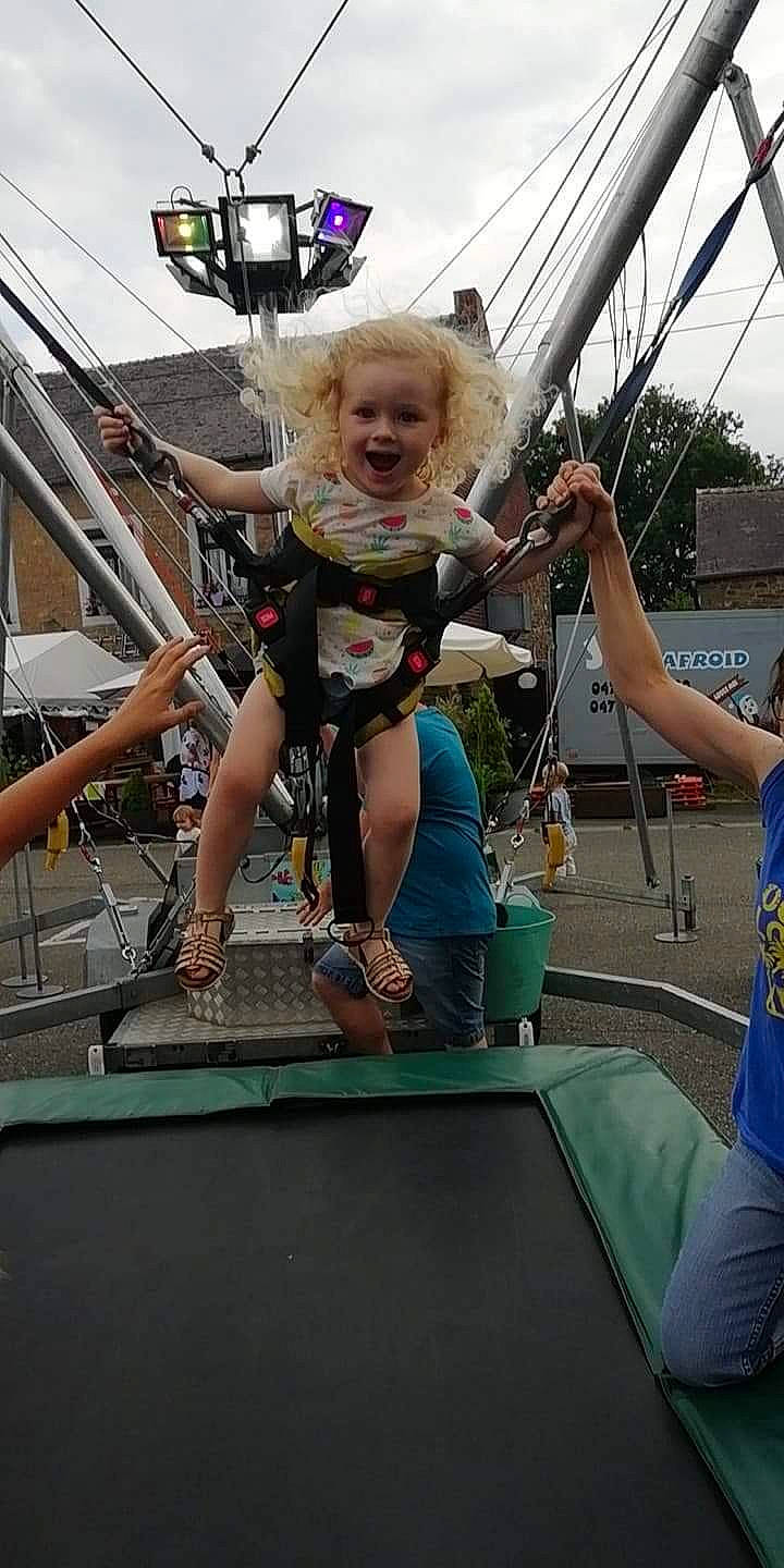 Axelle participe au concours pour gagner de l'argent avec cette photo : adventure, fun, girl, joy, leisure, person, recreation, vacation, vehicle, water