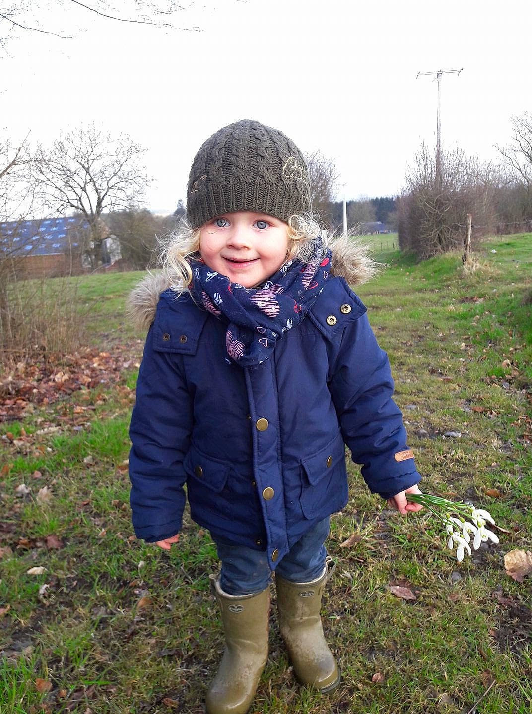 Axelle a rejoint le concours — aidez-le/la à gagner de superbes lots ! boy, child, clothing, fun, girl, grass, jacket, joy, outerwear, person, plant, smile, standing, toddler, tree, winter